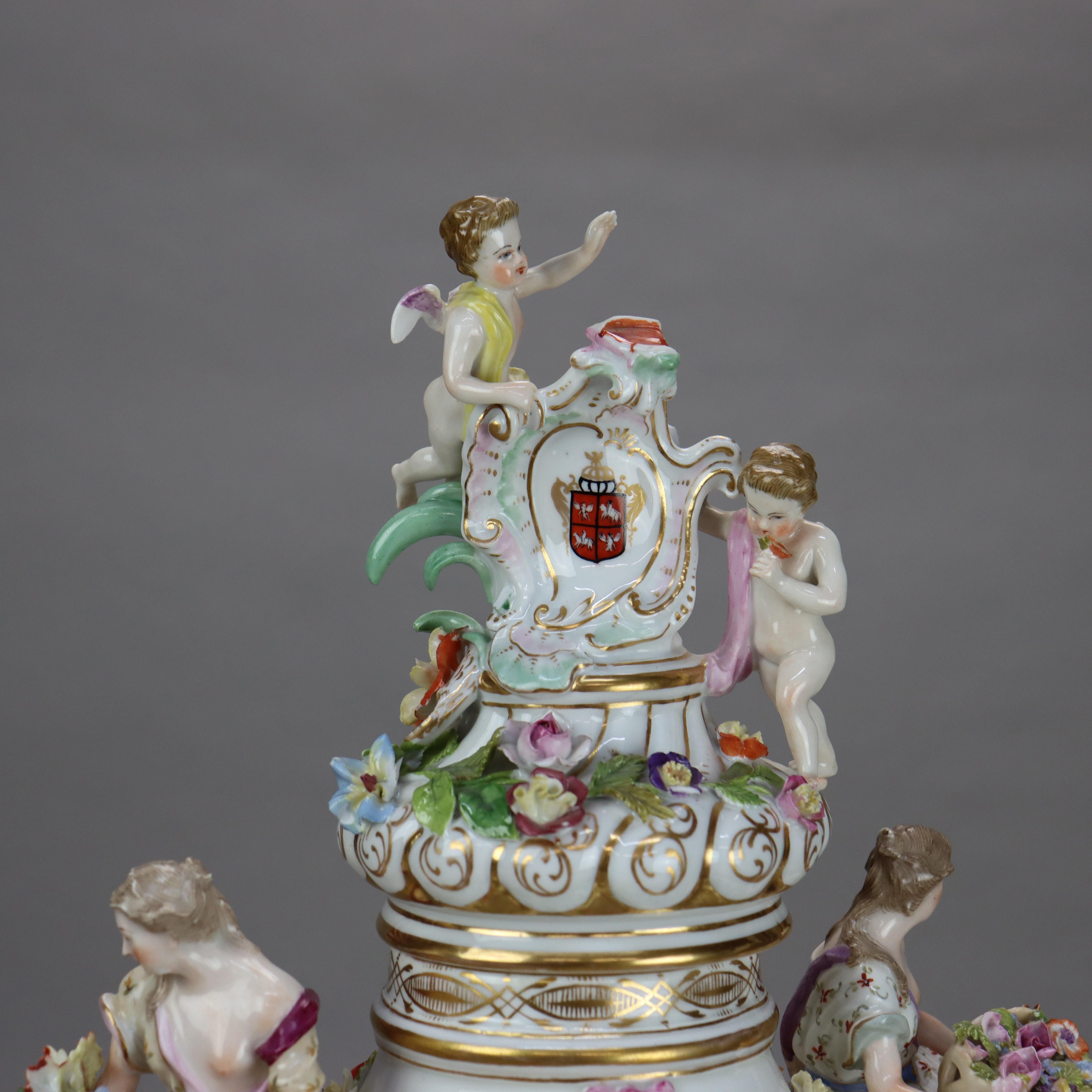 Porcellana Antica urna con coperchio in porcellana con figure classiche e fiori della Scuola di Meissen C1880 in vendita