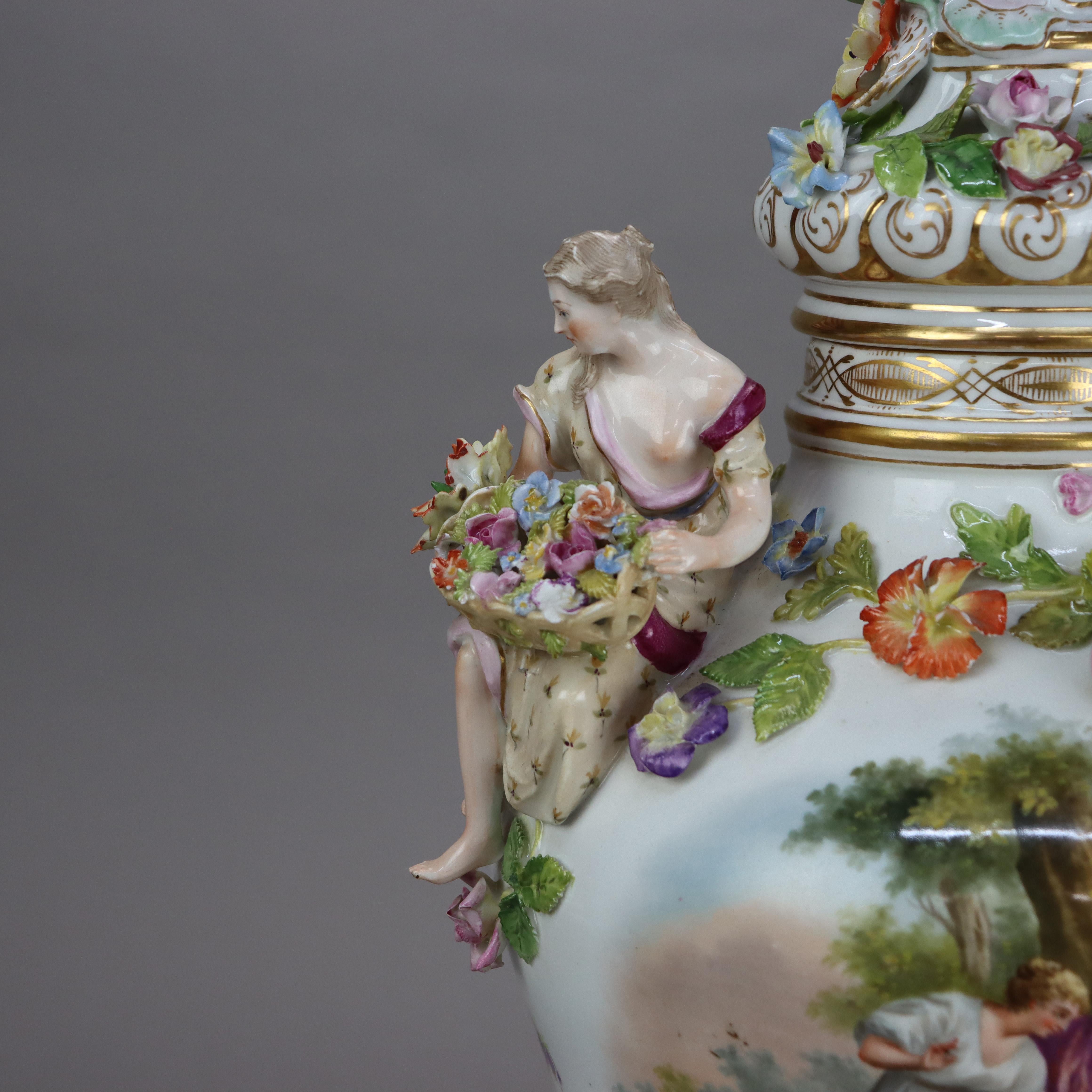 Antica urna con coperchio in porcellana con figure classiche e fiori della Scuola di Meissen C1880 in vendita 1