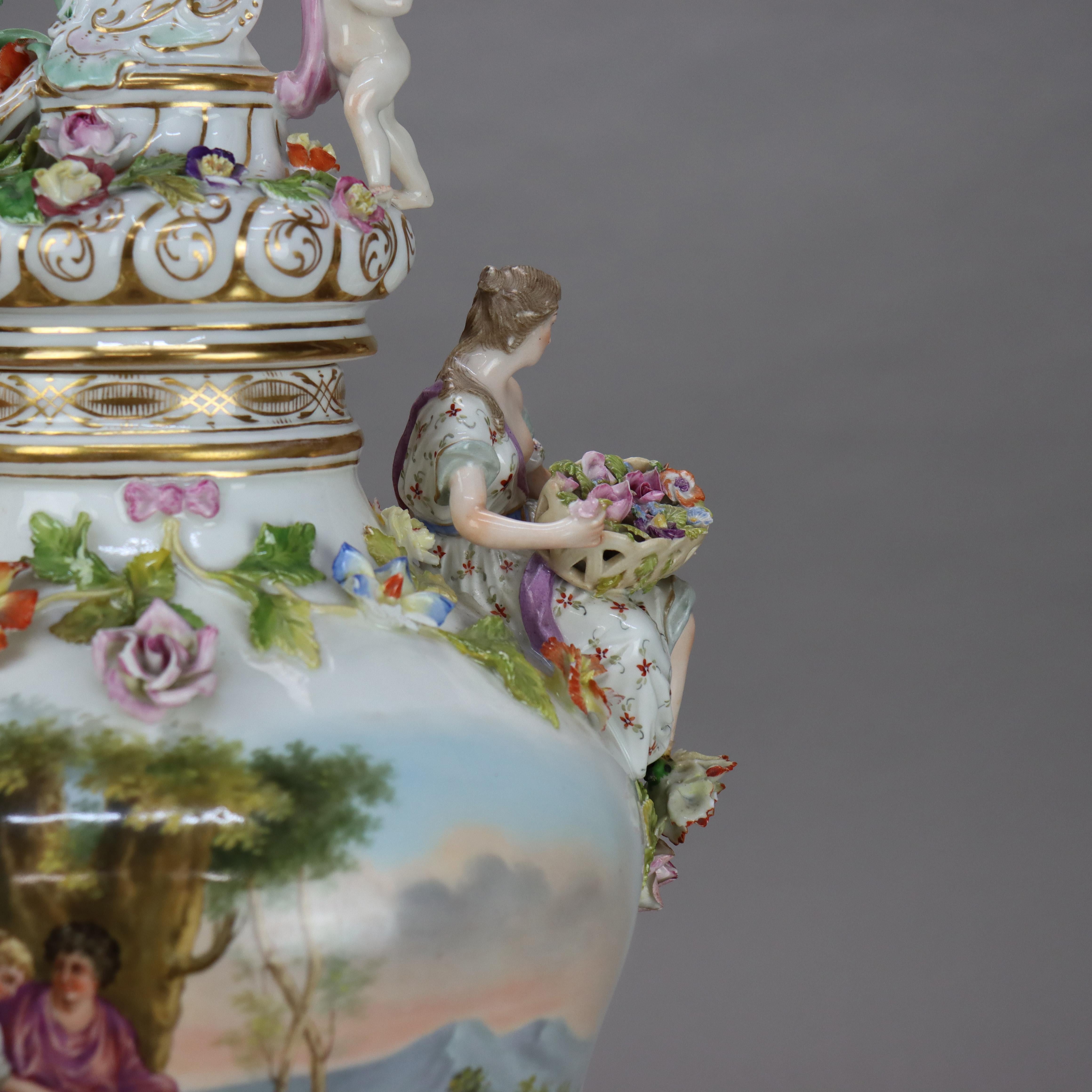Antica urna con coperchio in porcellana con figure classiche e fiori della Scuola di Meissen C1880 in vendita 2