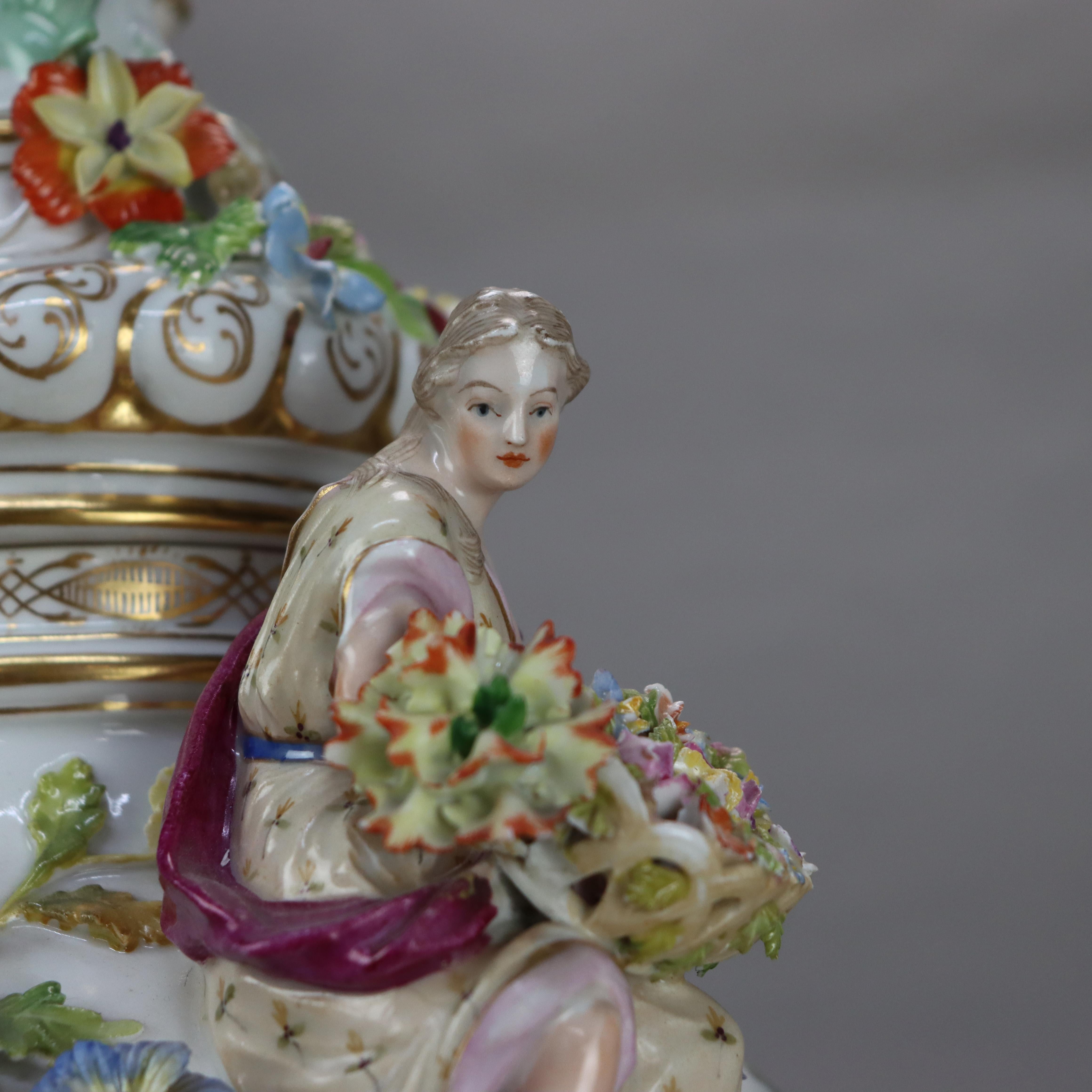 Antica urna con coperchio in porcellana con figure classiche e fiori della Scuola di Meissen C1880 in vendita 3