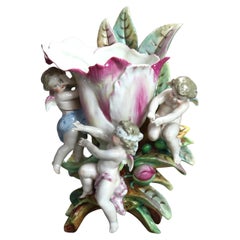 Antike figurale Furstenberg-Vase aus Porzellan mit Cherub- und Blumenmotiv aus der Meissener Schule, um 1910