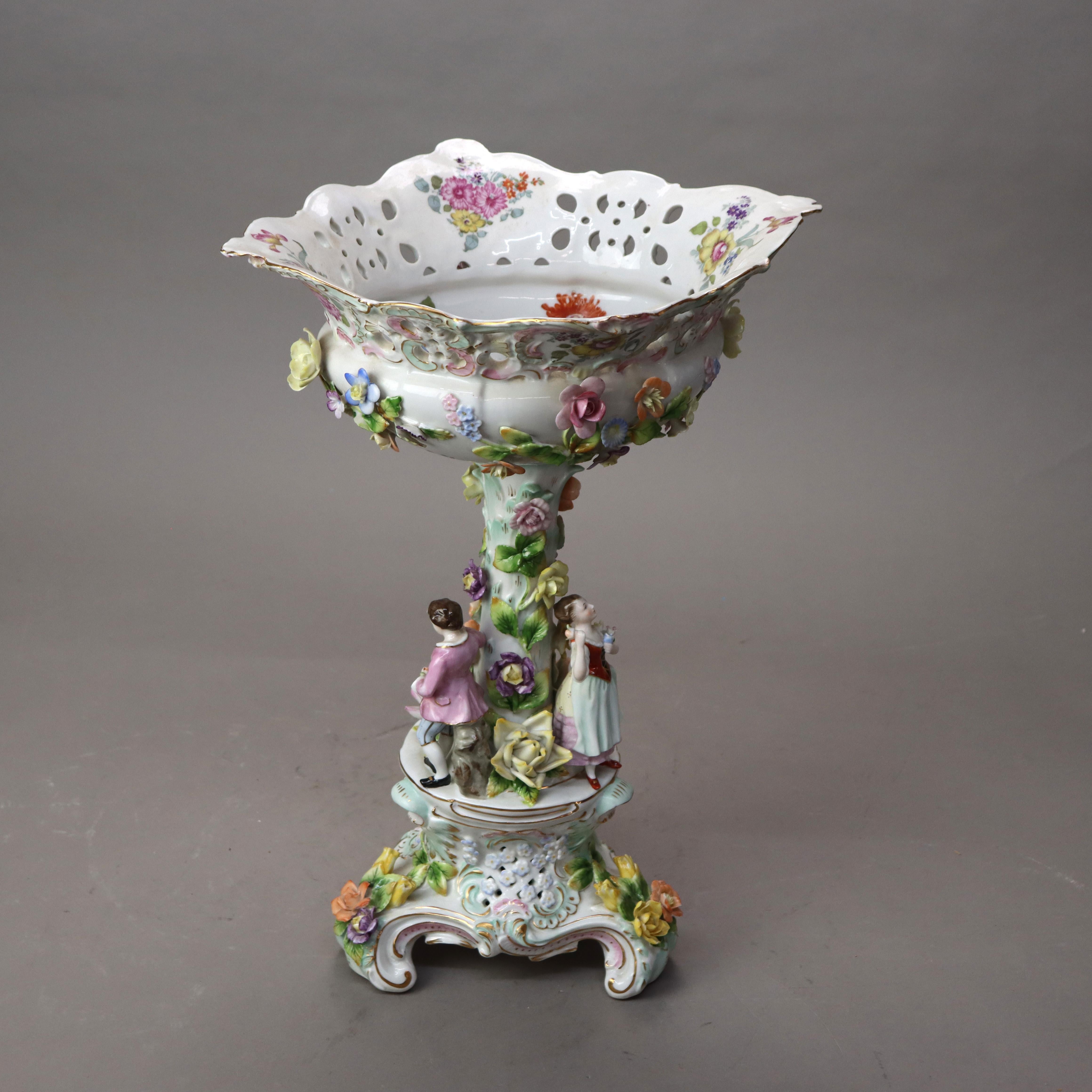 Antiguo Centro de Mesa de Porcelana Floral con Figuras a la Manera de Meissen S. XIX

Medidas: 18,25