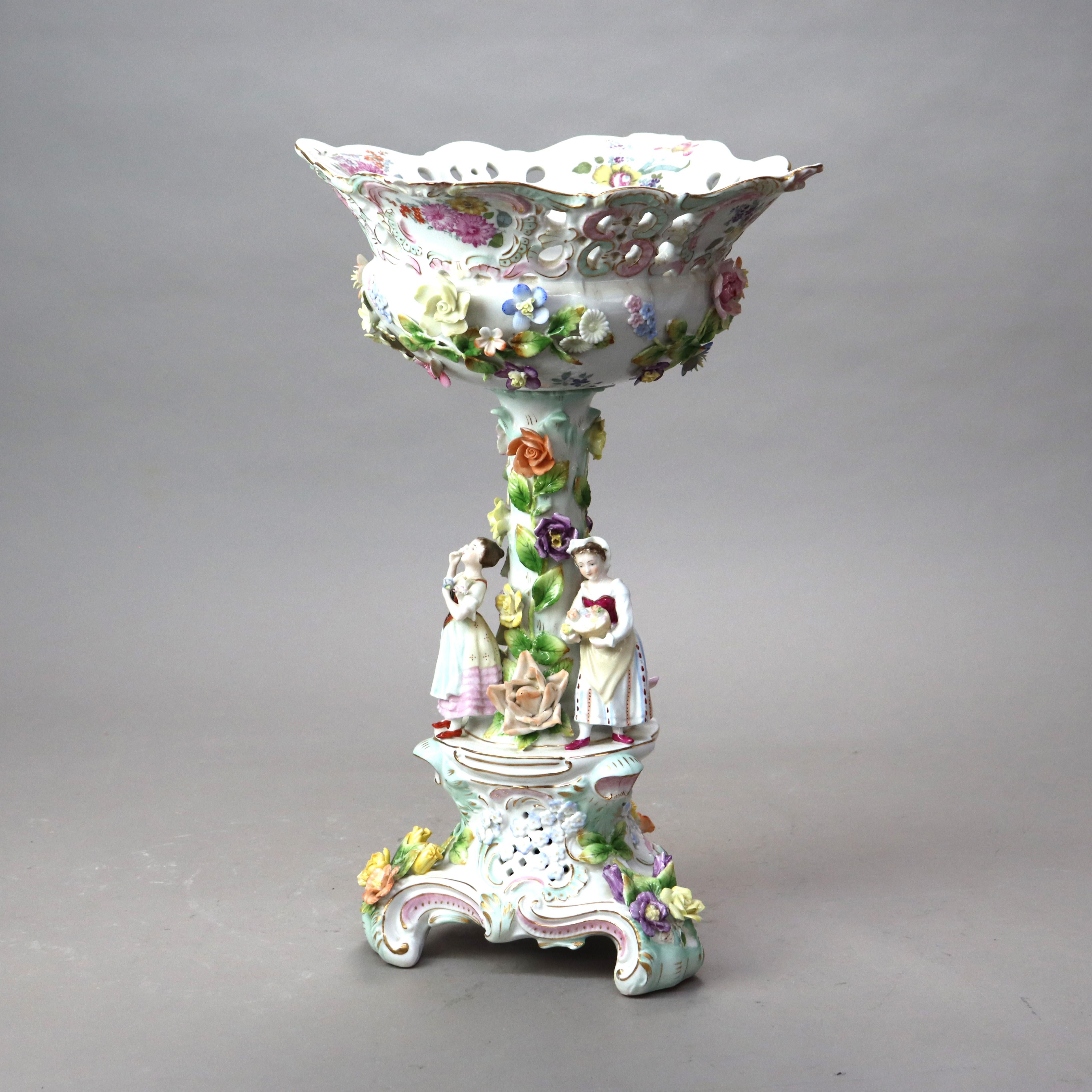 Antiguo Centro de Mesa de Porcelana Floral con Figuras de la Escuela de Meissen S. XIX en Bueno estado para la venta en Big Flats, NY