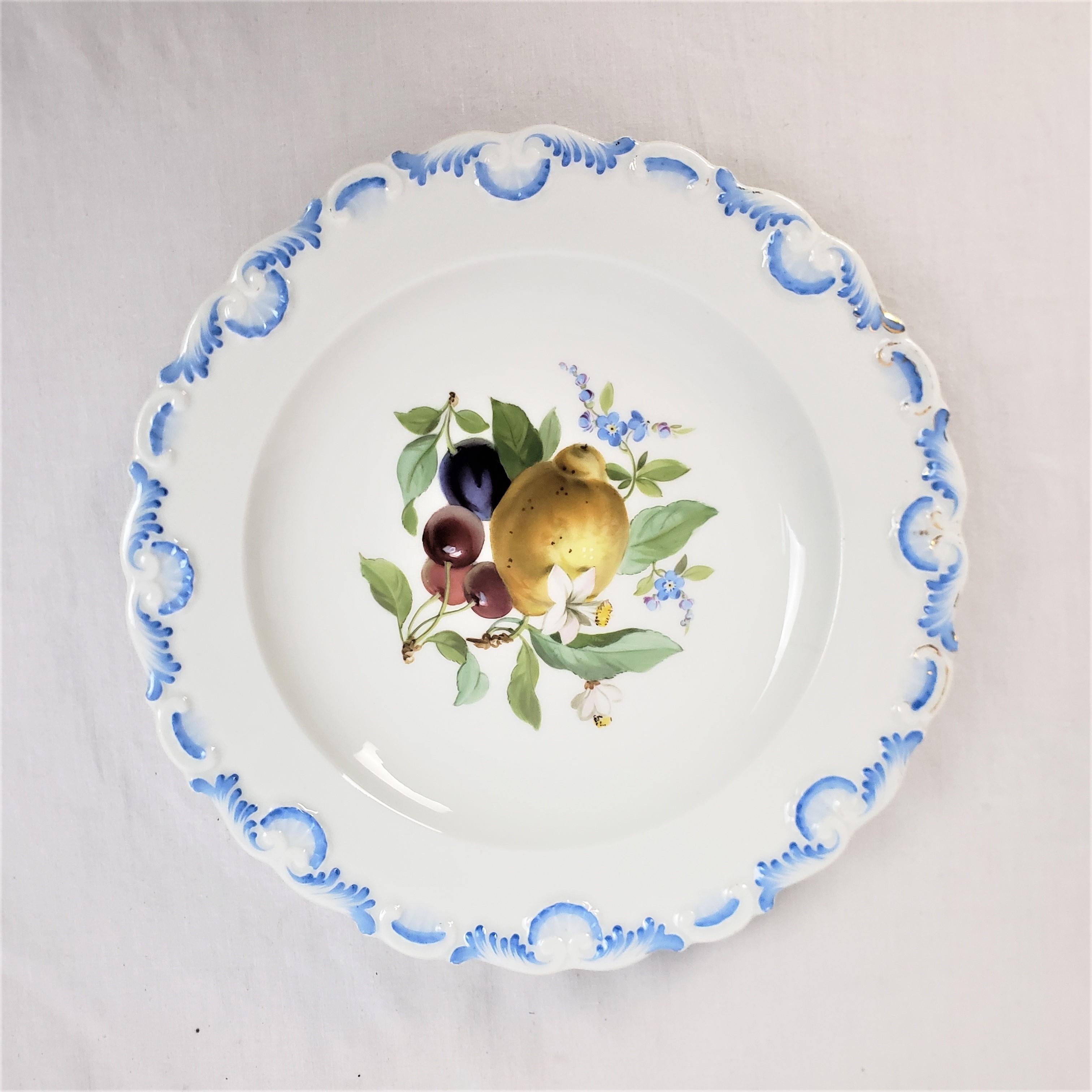 Antiguo Juego Meissen de 13 Platos del Desierto Pintados a Mano con Decoración Frutal en venta 3