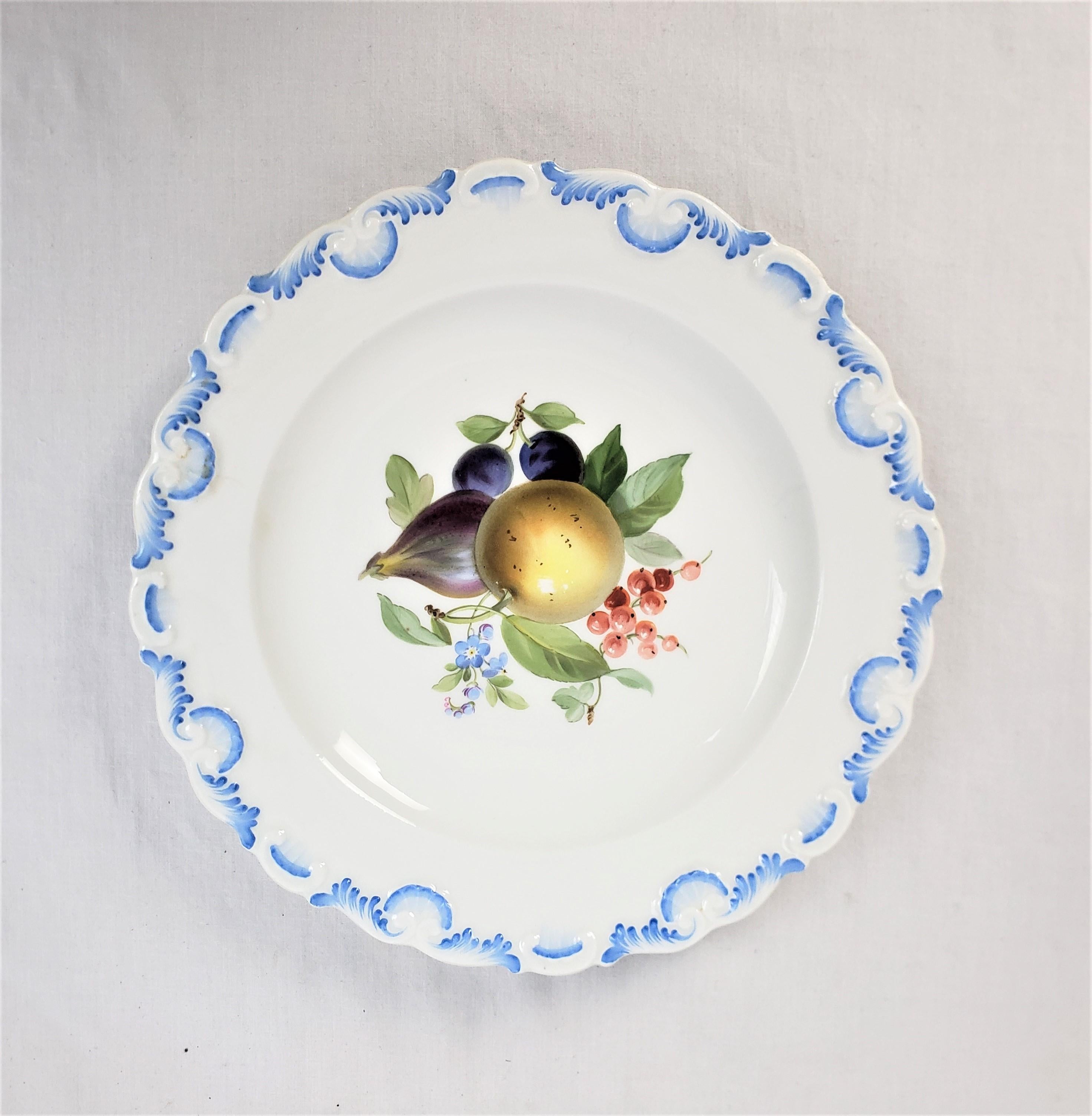 Antiguo Juego Meissen de 13 Platos del Desierto Pintados a Mano con Decoración Frutal en venta 4