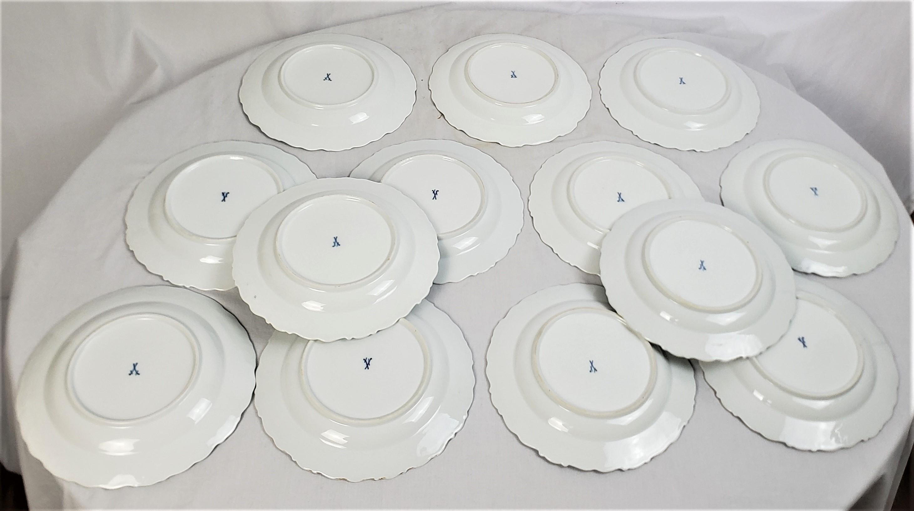 Antiguo Juego Meissen de 13 Platos del Desierto Pintados a Mano con Decoración Frutal en venta 9