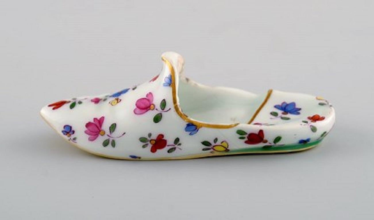 Antique Meissen slipper in hand painted porcelain with floral motifs and gold edge, 19th century.
Measures: 10 x 3.7 cm.
In excellent condition.
Stamped.
1st factory quality.