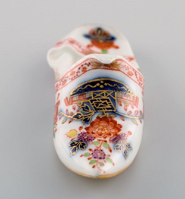 Zapatilla antigua de Meissen en porcelana pintada a mano con motivos florales y borde dorado, principios del siglo XIX.
Medidas: 9,5 x 3,5 cm.
En excelente estado.
Sellado. Periodo Marcolini 1774-1814
1ª calidad de fábrica.