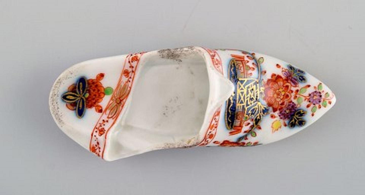 Antique Meissen Slipper in Hand Painted Porcelain with Floral Motifs In Excellent Condition For Sale In Copenhagen, DK
