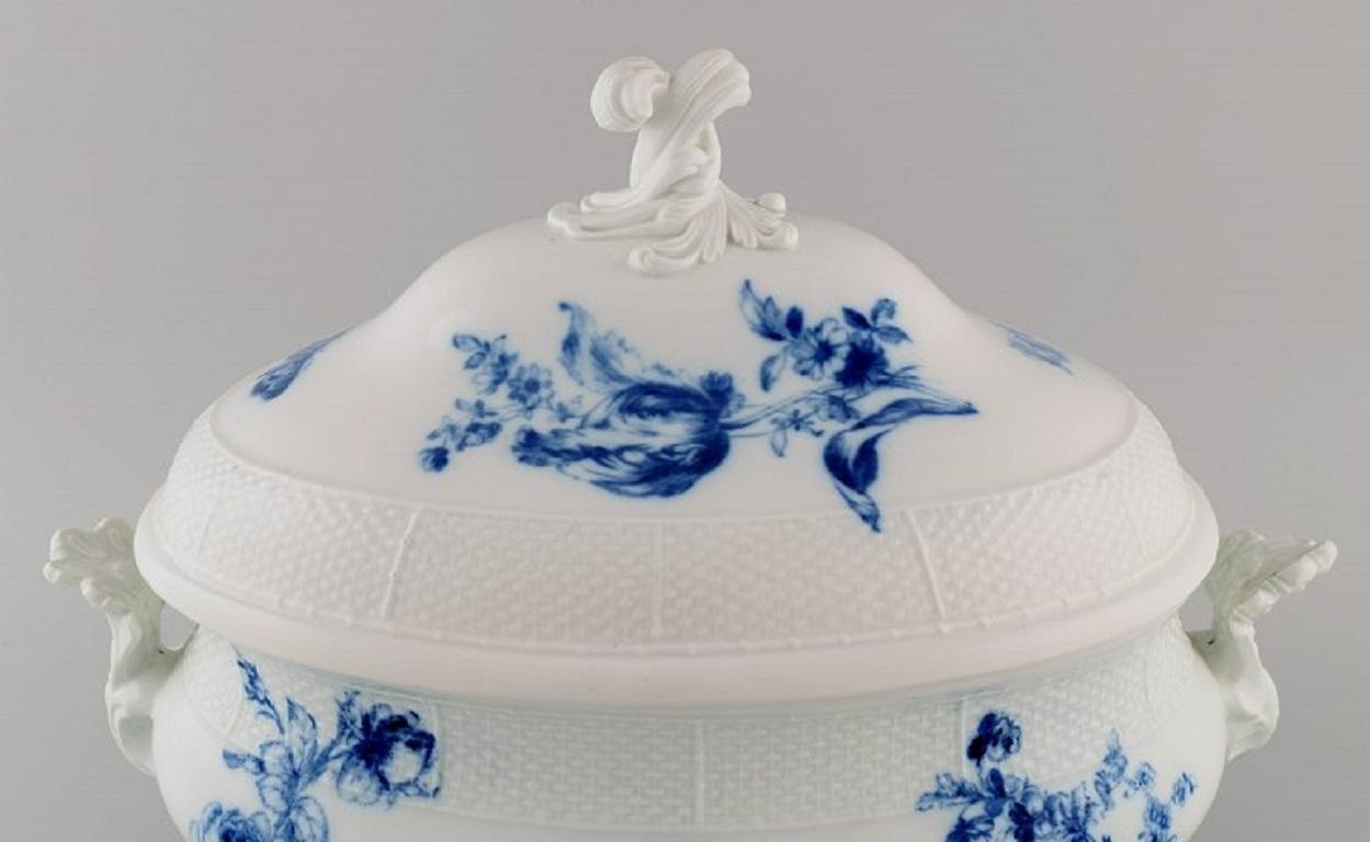 Antique Meissen soup tureen with handles in hand-painted porcelain. 
Blue flowers and butterflies. Late 19th century.
Measures: 38 x 25 cm.
Height: 26 cm.
In excellent condition.
Stamped.
3rd Factory quality.
