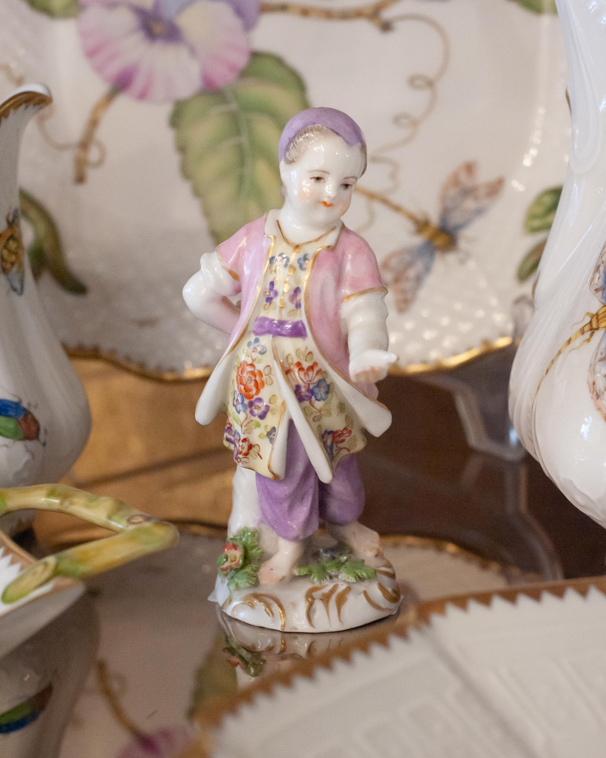 Une ode à l'élégance chinoise - Cette figurine antique de style Meissen incarne la grâce et la fantaisie de la fascination européenne du XVIIIe siècle pour l'Eleg. Finement modelé et délicatement peint à la main, il présente les détails raffinés et