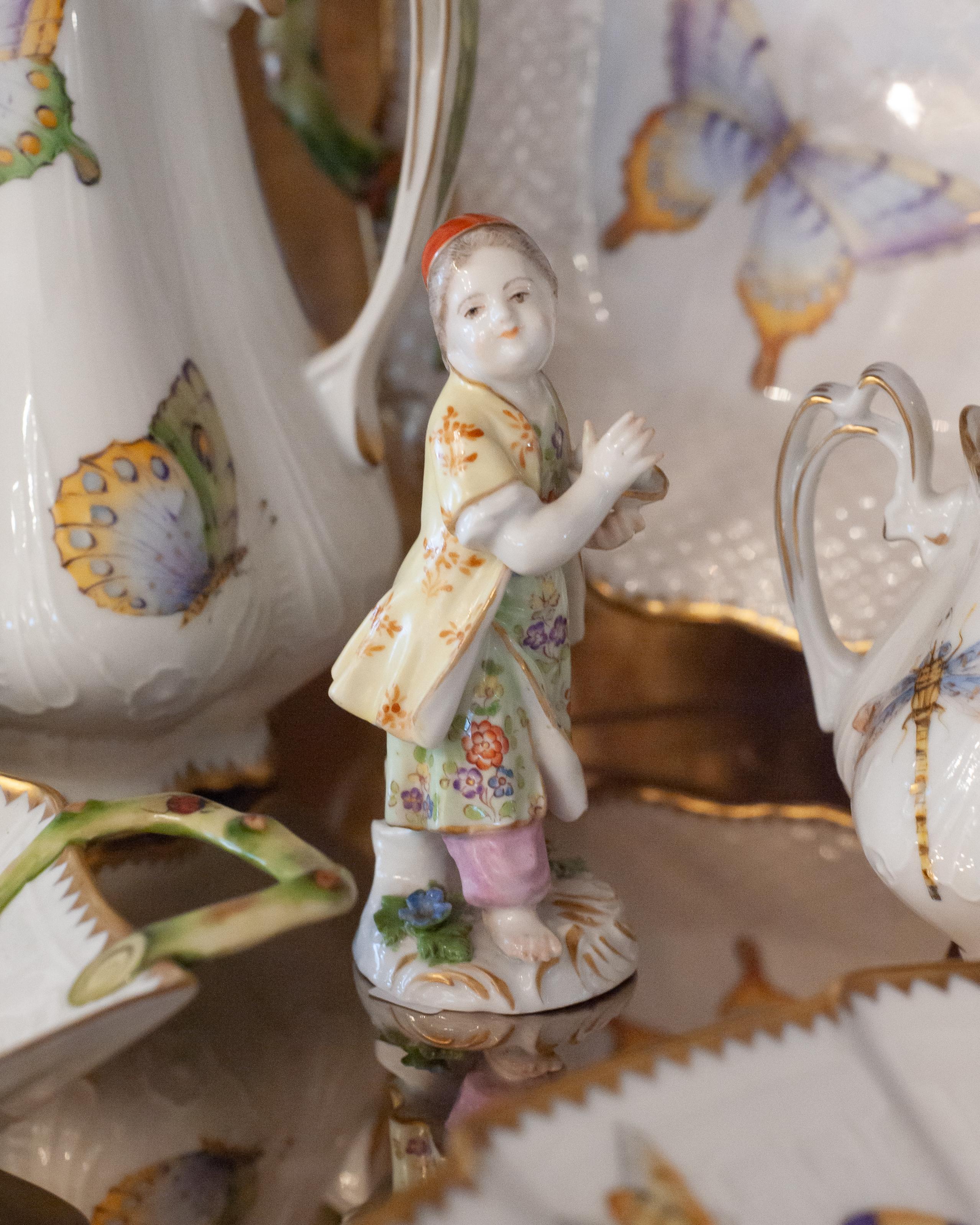 Tedesco Antica statuetta in porcellana dipinta a mano in stile Meissen Porcelain in vendita