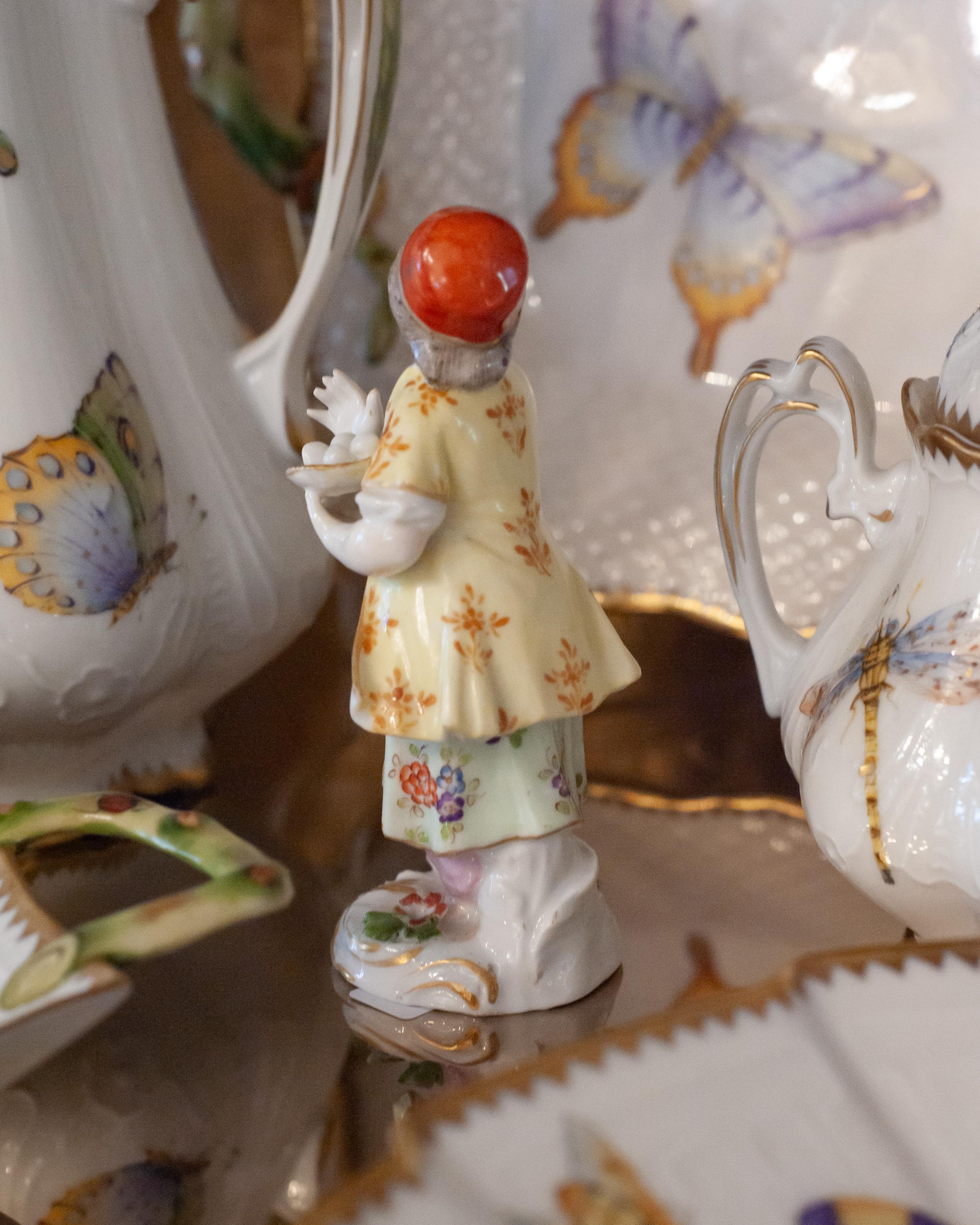 Smaltato Antica statuetta in porcellana dipinta a mano in stile Meissen Porcelain in vendita