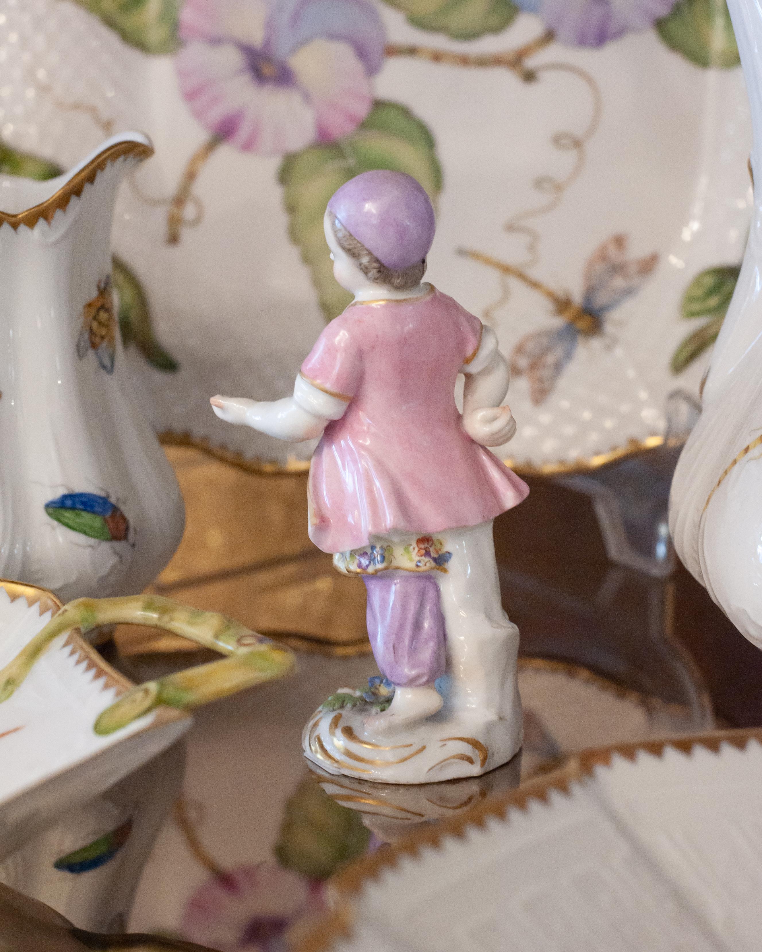 Vernissé Figurine ancienne en porcelaine peinte à la main de style Meissen Chinoserie en vente