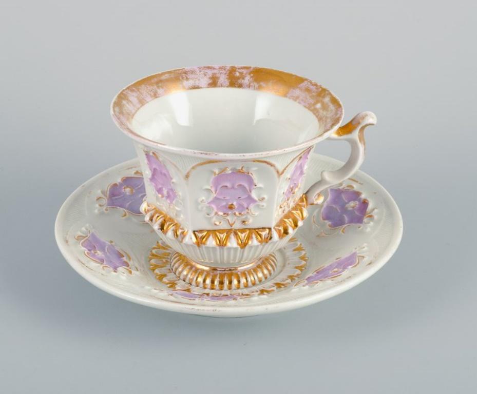 Antique Meissen-style chocolate cup.
Hand-painted in pink and with gold decoration, richly ornamented.
Presumably Germany.
Mid-19th century.
In good condition with natural wear on the gold.
Marked.
Cup: H 8.0 x D 10.0 cm.