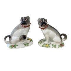 Figure di bulldog in porcellana francese in stile Meissen, una coppia