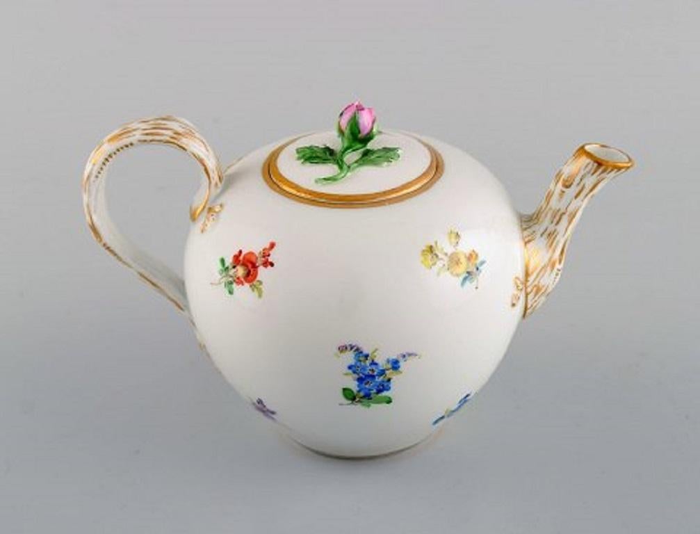 Antique Meissen teapot in hand-painted porcelain with flowers and gold decoration. Late 19th century.
Measures: 17 x 11 cm.
In excellent condition.
Signed.
1st factory quality.