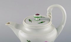 Antique Meissen teapot in hand-painted porcelain with pink roses. Early 20th C.