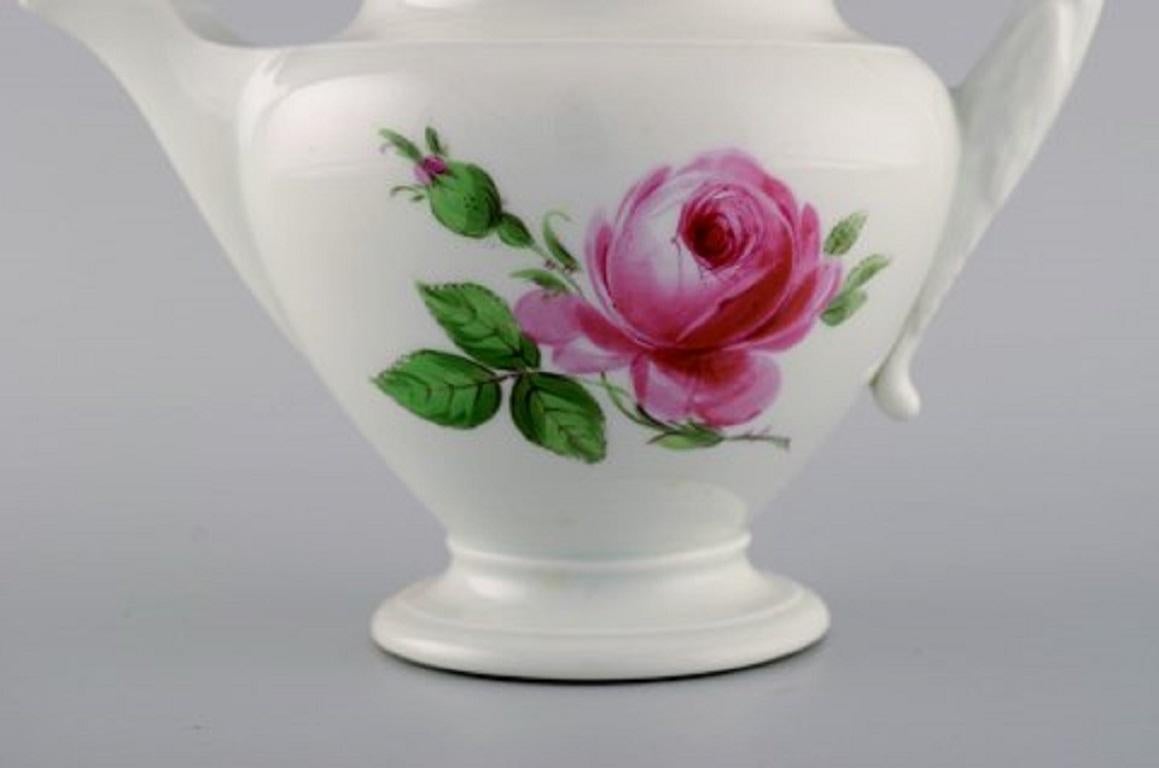 German Antique Meissen teapot in hand-painted porcelain with pink roses. Early 20th C.