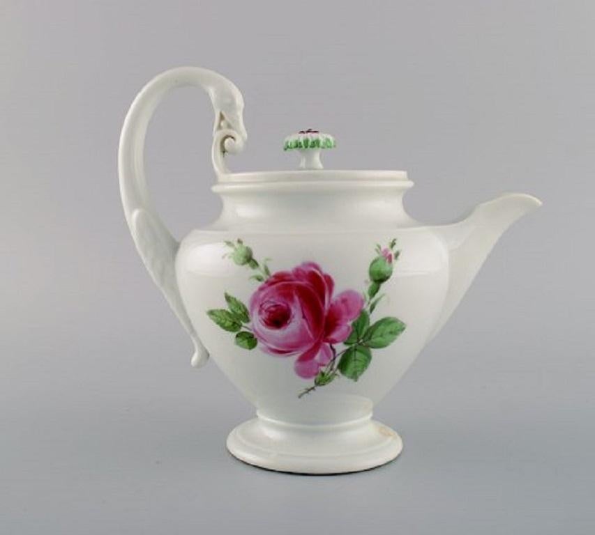 Antique Meissen teapot in hand-painted porcelain with pink roses. Early 20th C. In Excellent Condition In Copenhagen, DK
