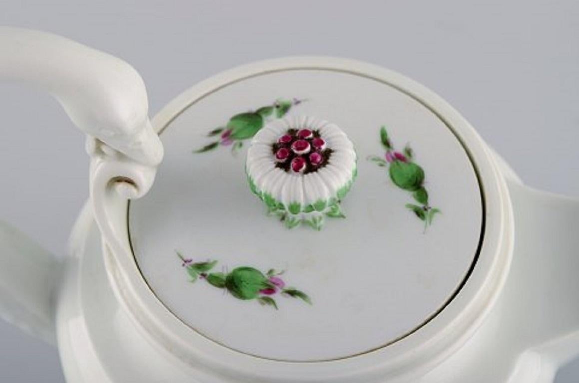 20th Century Antique Meissen teapot in hand-painted porcelain with pink roses. Early 20th C.