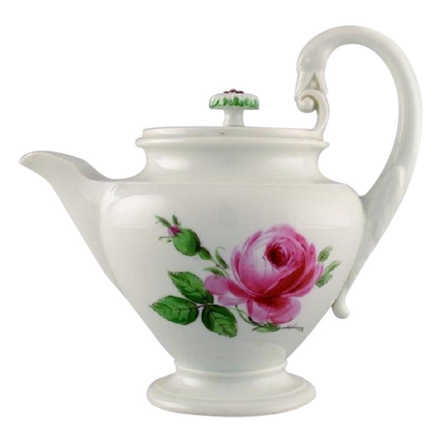 Antique Meissen teapot in hand-painted porcelain with pink roses. Early 20th C.