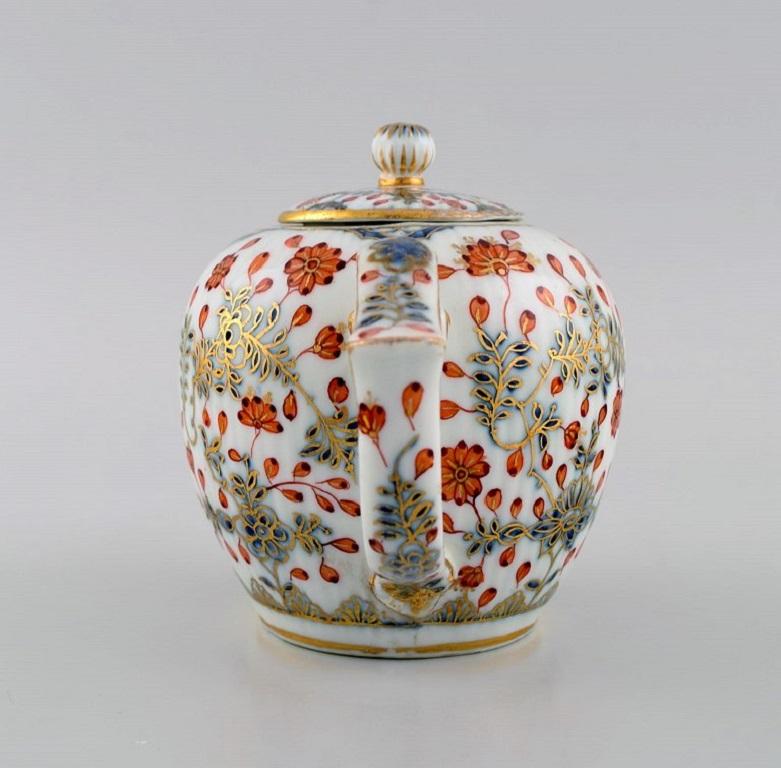 Antique Meissen Teapot in Hand-Painted Porcelain with Red Flowers, 19th C In Excellent Condition In København, Copenhagen