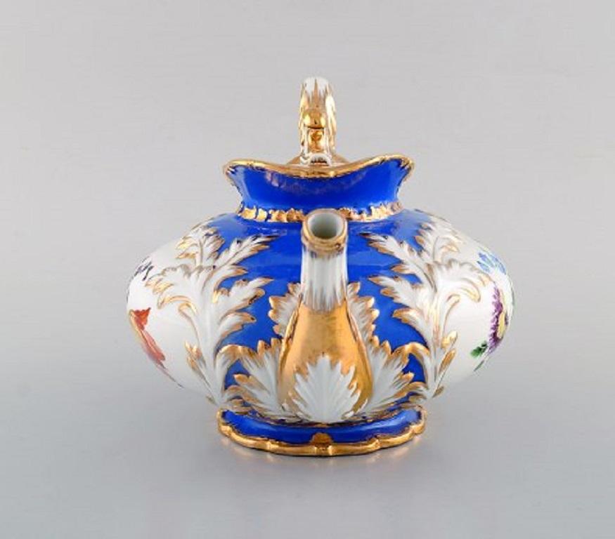 Antique Meissen teapot with gold and flower decoration, 19th century.
Measures: 24 x 16.5 cm.
1st factory quality. Wear in gold and hairline crack.
Stamped.
  
