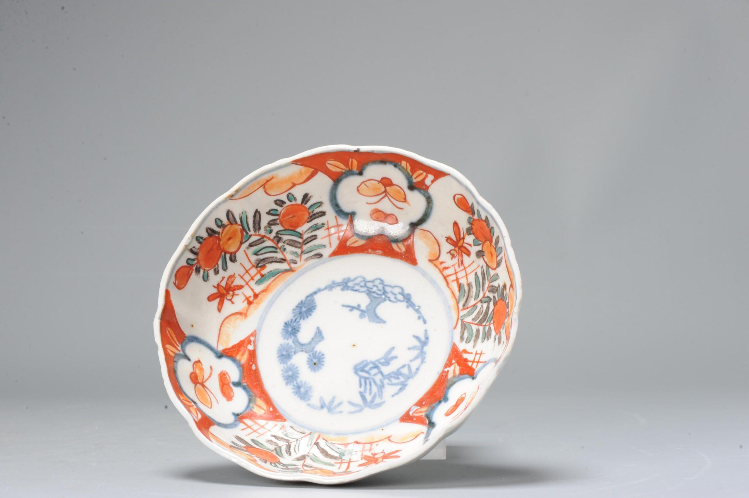 Wir zeigen Ihnen diese schöne japanische Imari-Schale aus der Meiji-Zeit. Die verschlungenen Blumenmuster an der Außenseite, darunter die anmutigen Chrysanthemen, symbolisieren in der japanischen Kultur Langlebigkeit, Widerstandsfähigkeit und