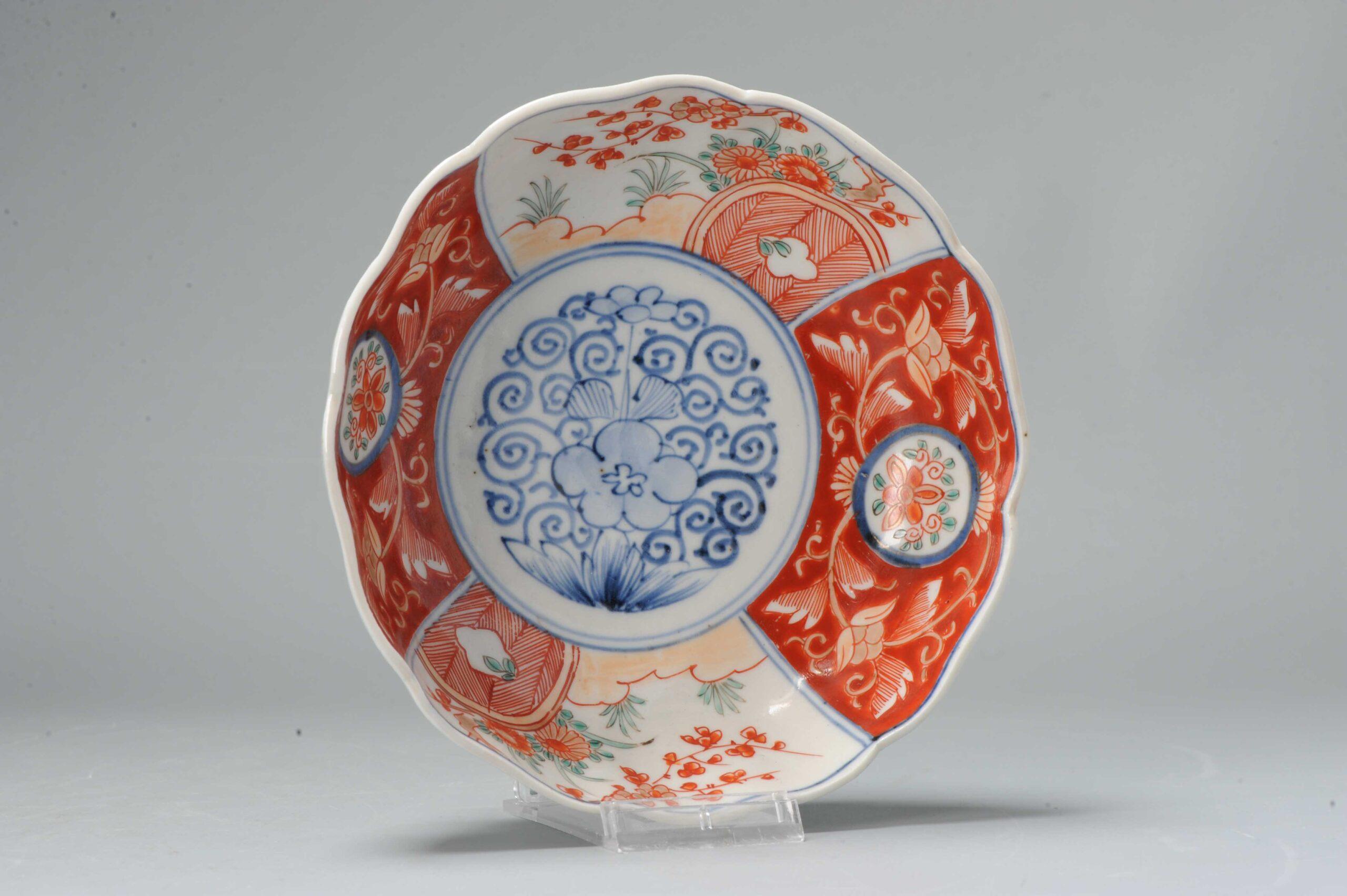 Condividiamo con te questa bella ciotola Imari giapponese del periodo Meiji. Gli intricati disegni floreali dell'esterno, tra cui i graziosi crisantemi, simboleggiano la longevità, la resilienza e il ringiovanimento nella cultura giapponese. Il