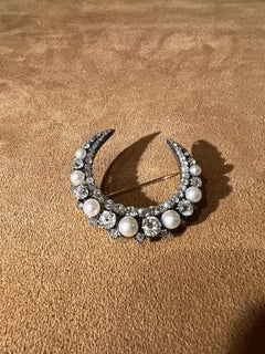 Antique Mellerio Natural Pearl and Diamond crescent Brooch in Gold, circa 1910s