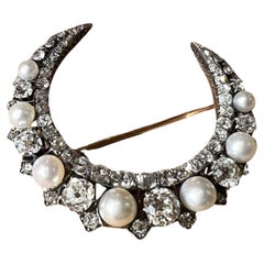 Antique Mellerio Natural Pearl and Diamond crescent Brooch in Gold, circa 1910s