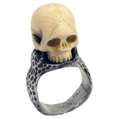 Antiquités - Memento Mori - Bague avec tête de mort sculptée