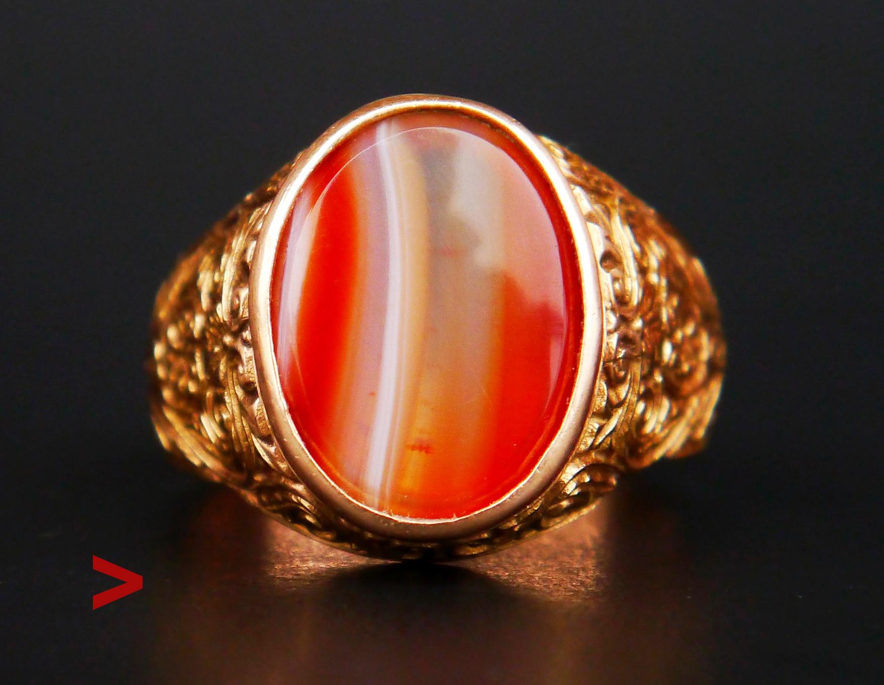Bague ϟignet - ornée d'une plaque rouge polie sertie d'un anneau en Onyx rouge 15 mm x 12 mm x 4,3 mm avec dos ouvert / ca 9 ct. Cette charmante pierre ressemble à de la gelée tranchée avec des couches désamorcées de rouge foncé, d'orange, de jaune