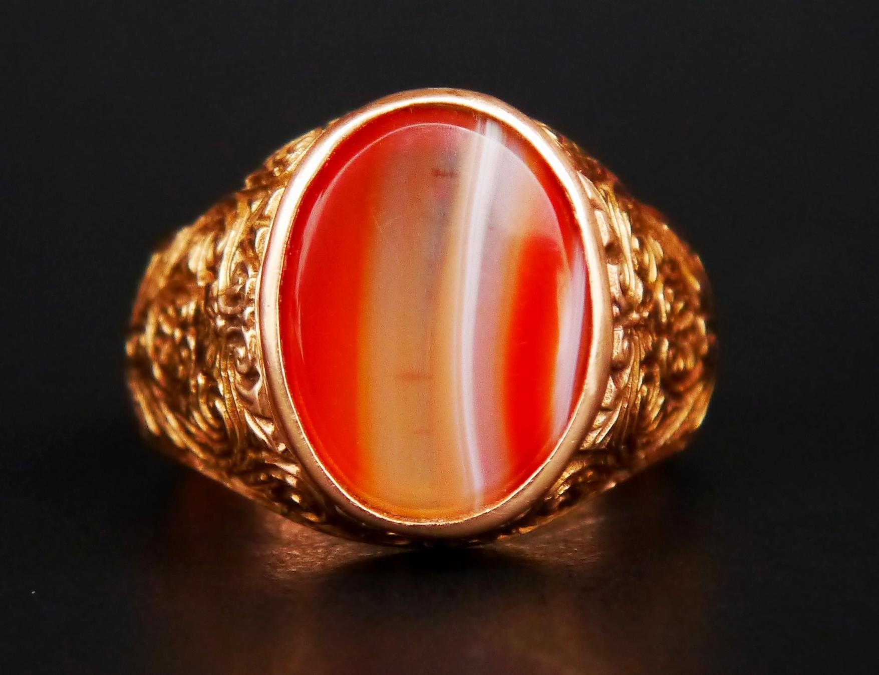 Mouvement esthétique Antiquités Anneau Signet Homme Banded Red Onyx solid 18K Gold ØUS12.25 / 11.5gr en vente