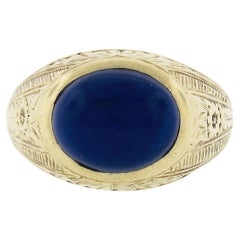 Antiker Herrenring aus 14 Karat Gelbgold mit ovalem Cabochon-Lünette und Lapis Lazuli, handgraviert