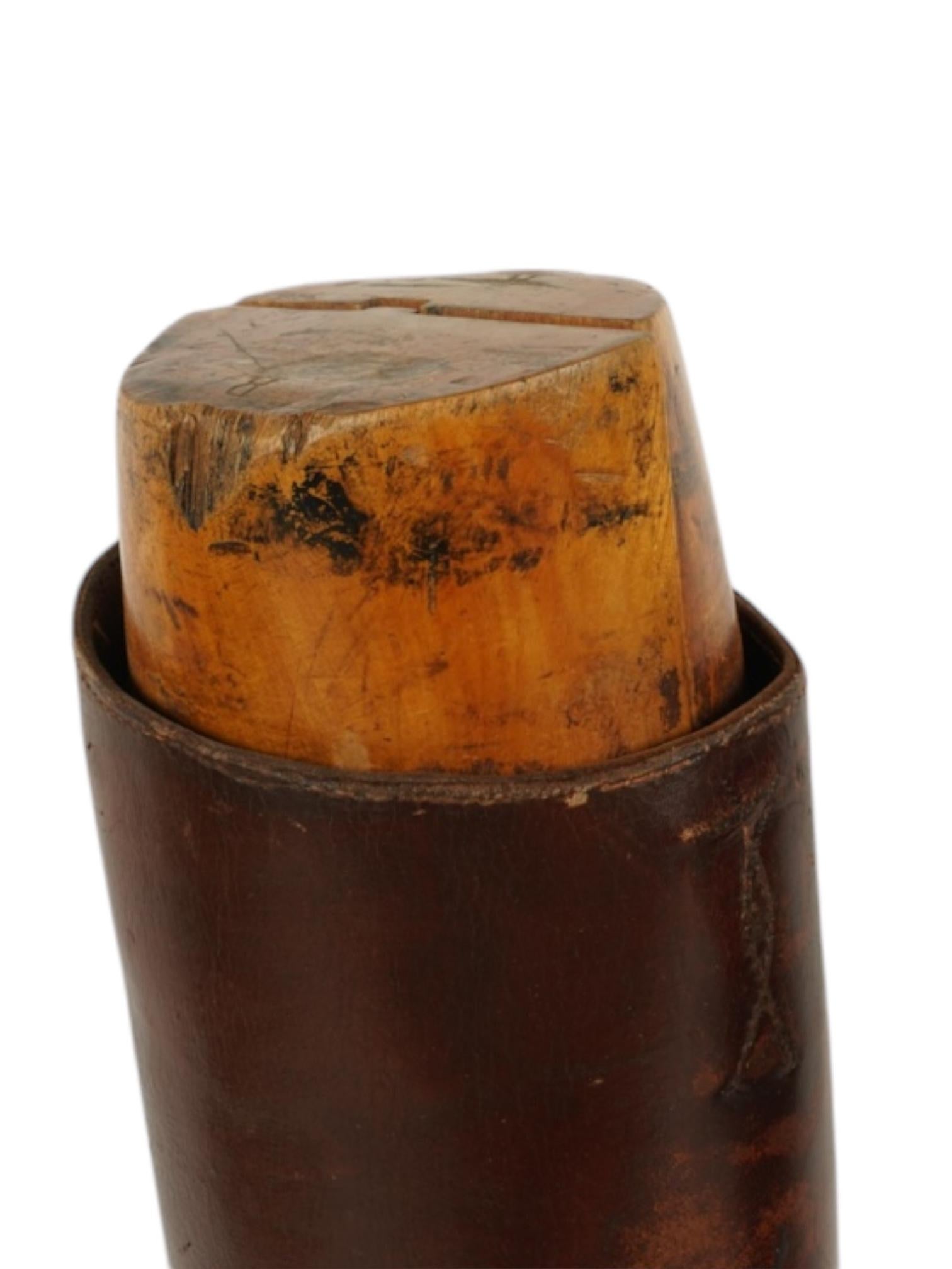 Antique Mens English Leather Riding Boots With Chestnut Wood Inserts In Good Condition For Sale In Pasadena, CA