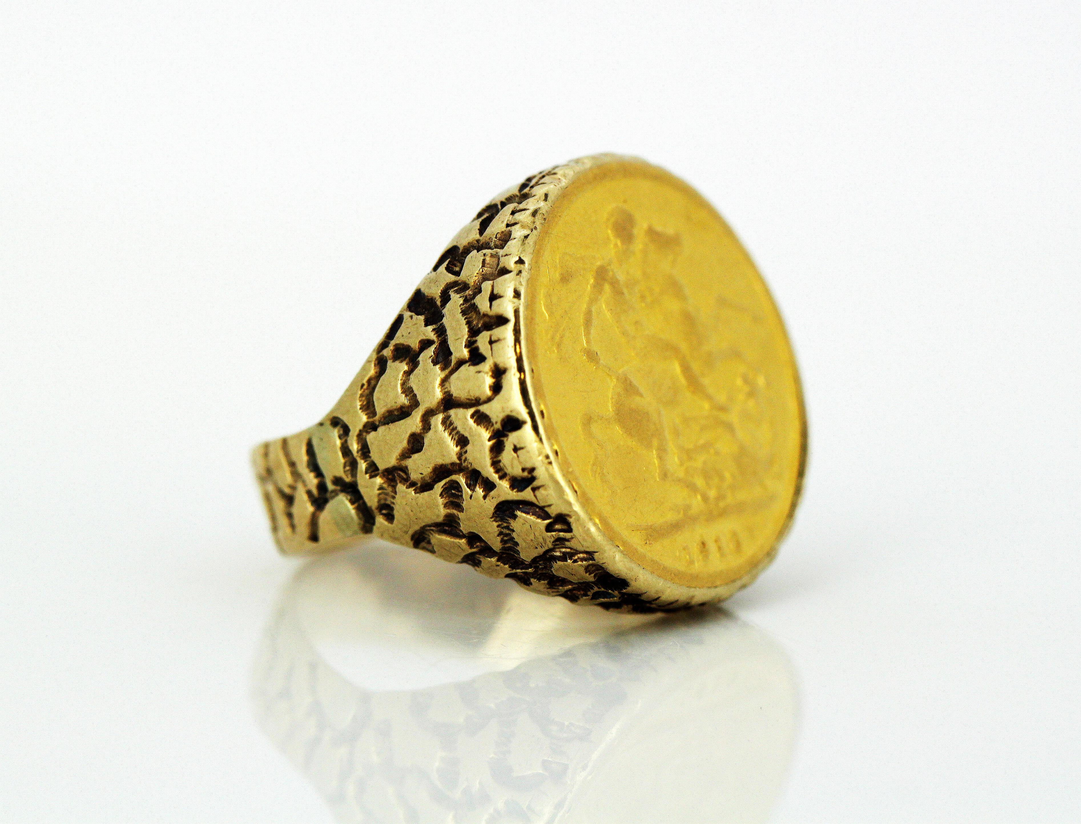 Men's Ring with 1910 Gold Sovereign Edward vii London in a 9 Karat Gold Shank In Good Condition In Braintree, GB