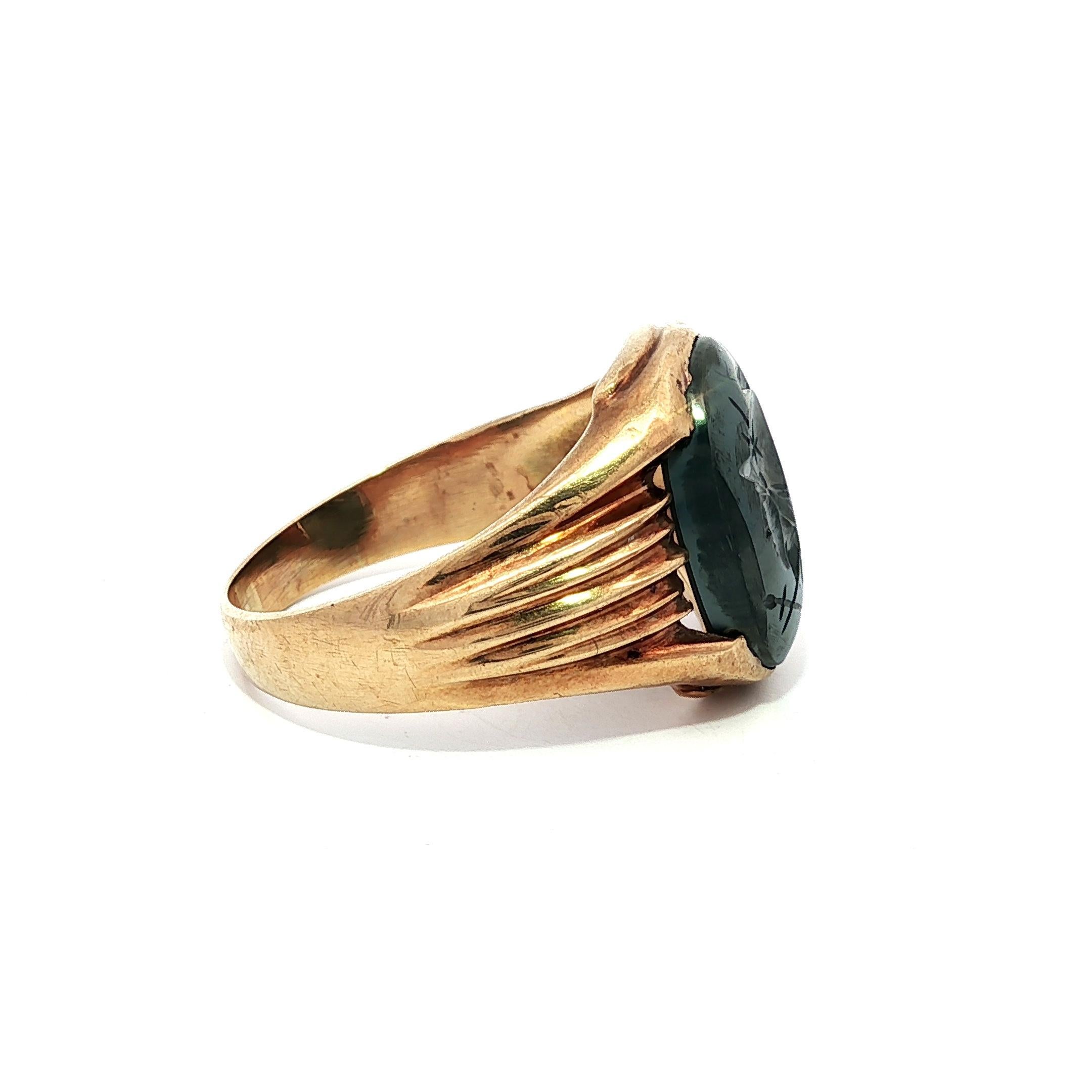 Bague chevalière ancienne en or jaune massif pour homme, ovale, gravée en creux d'hématite en vente 5