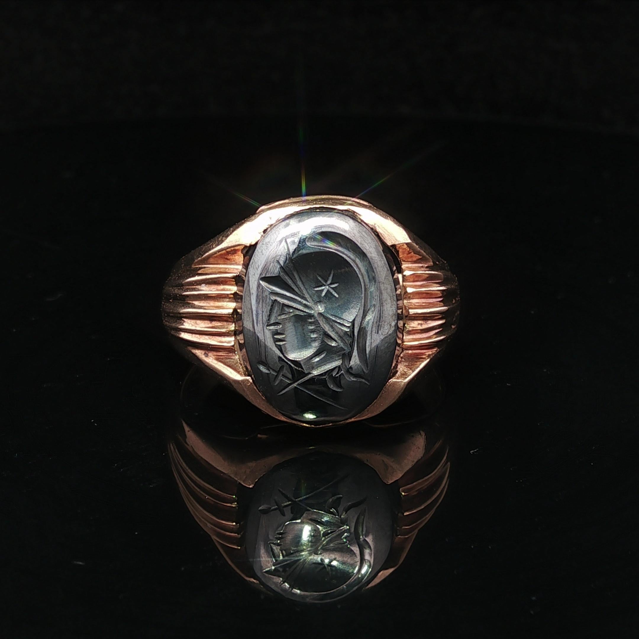 Bague chevalière ancienne en or jaune massif pour homme, ovale, gravée en creux d'hématite en vente 6