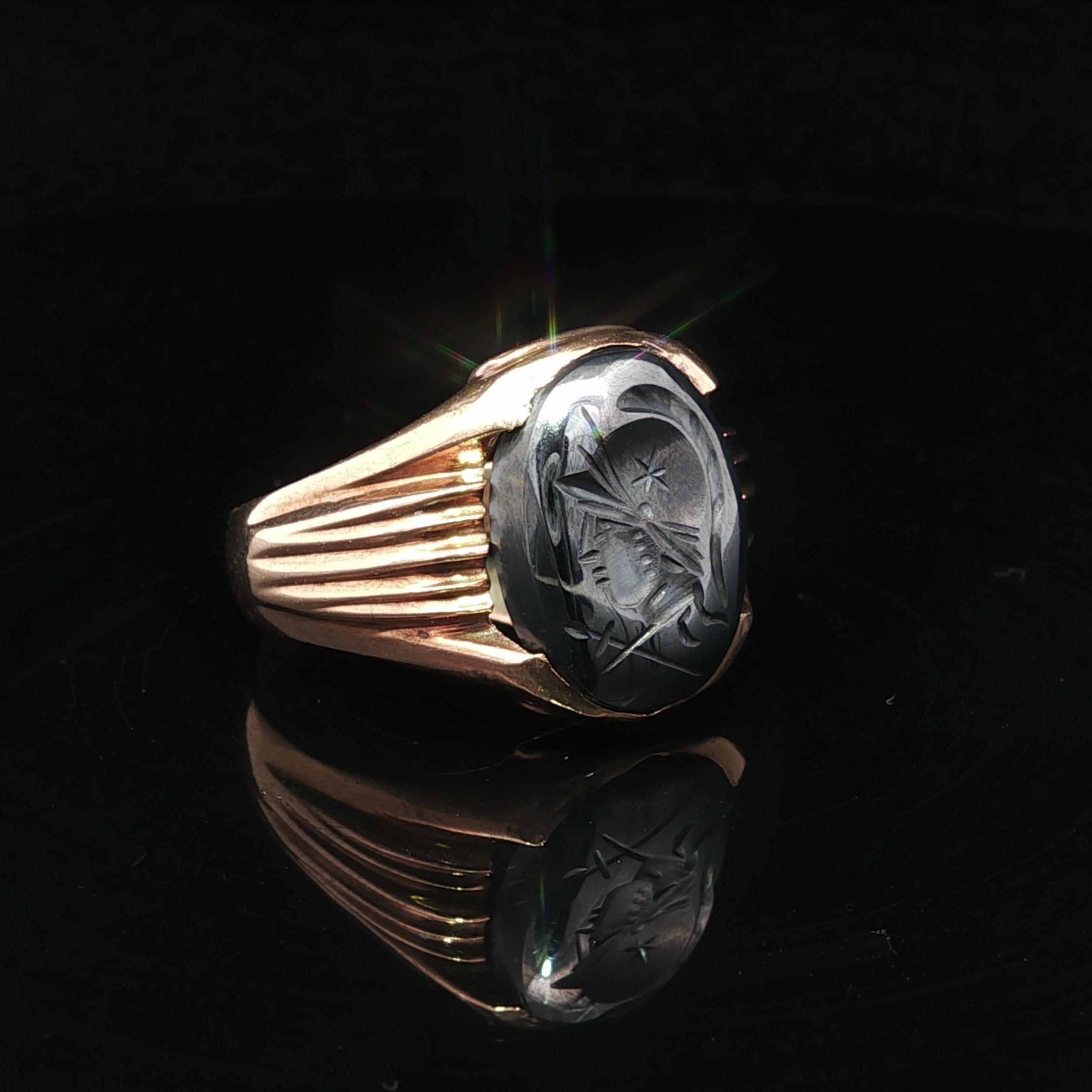 Bague chevalière ancienne en or jaune massif pour homme, ovale, gravée en creux d'hématite en vente 7