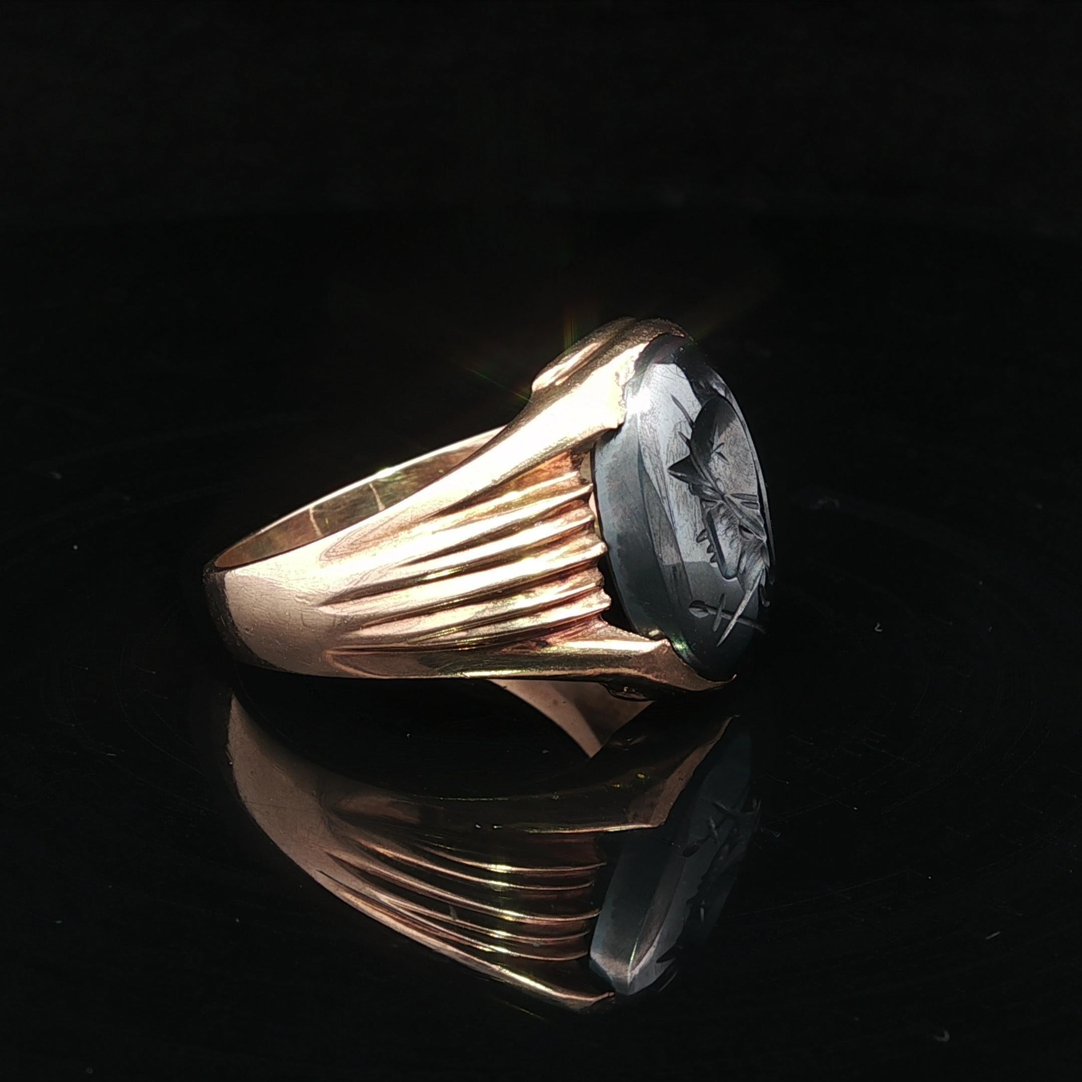 Bague chevalière ancienne en or jaune massif pour homme, ovale, gravée en creux d'hématite en vente 8