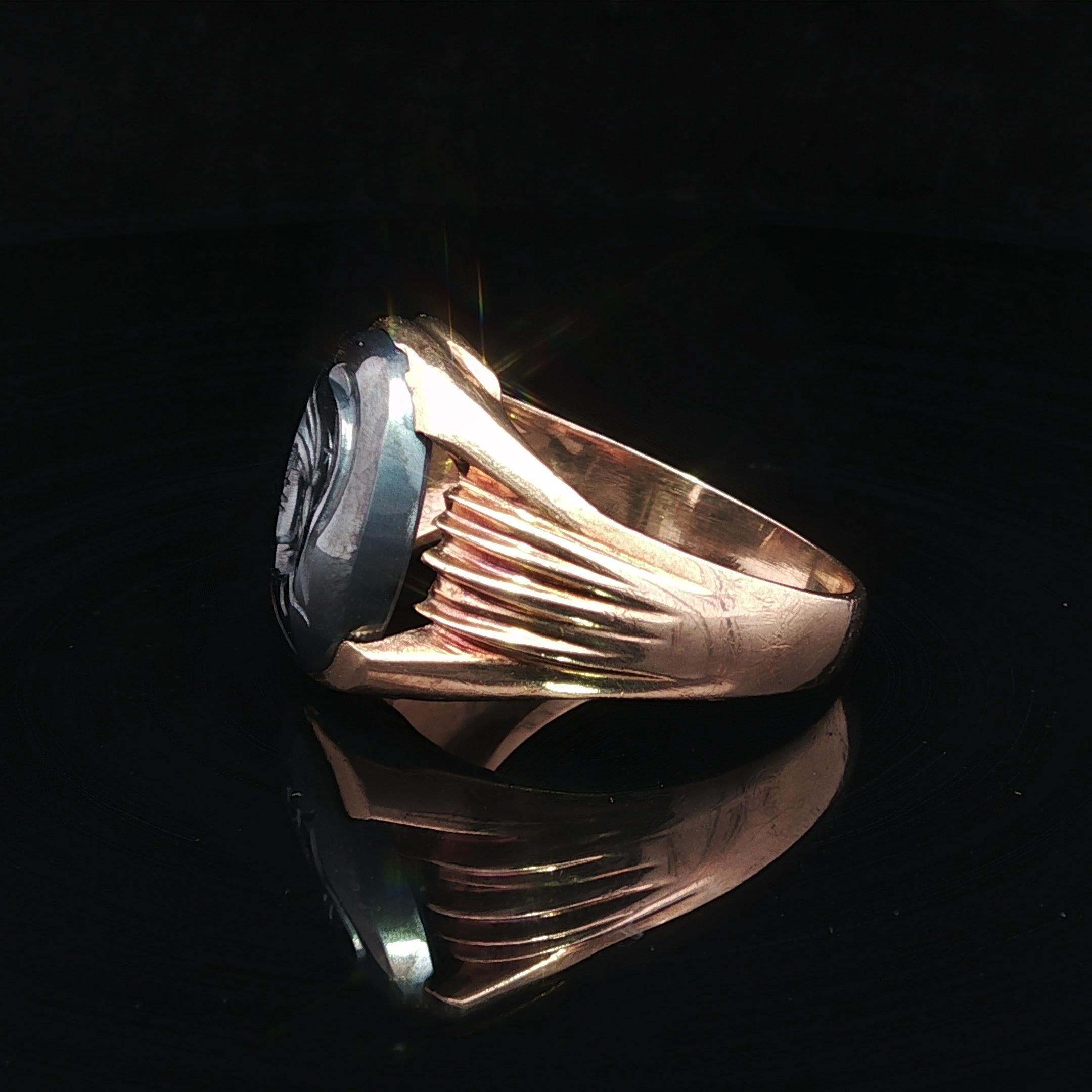 Bague chevalière ancienne en or jaune massif pour homme, ovale, gravée en creux d'hématite en vente 9