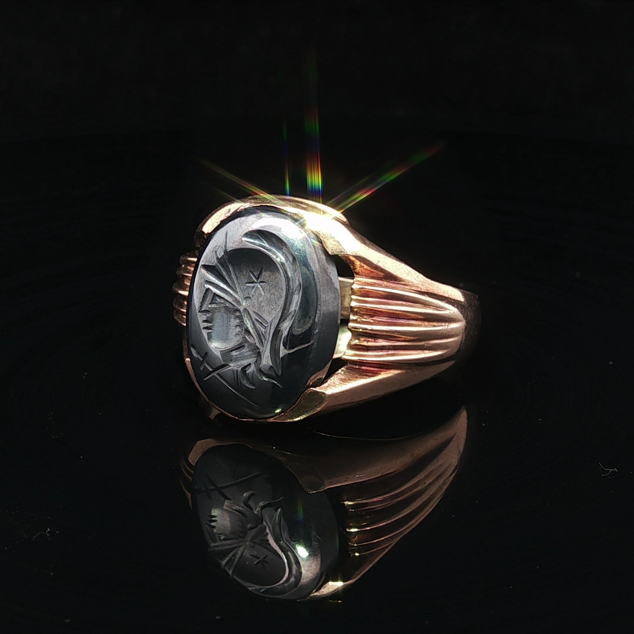 --Pierre(s) :...
(1) Hématite véritable naturelle - intaille sculptée - taille cabochon ovale - demi chaton - couleur grise - 15.5x12.1mm (approx.)

MATERIAL : Or jaune 10K massif
Poids : 7,4 grammes
Taille de la bague : 11 (Nous pouvons tailler