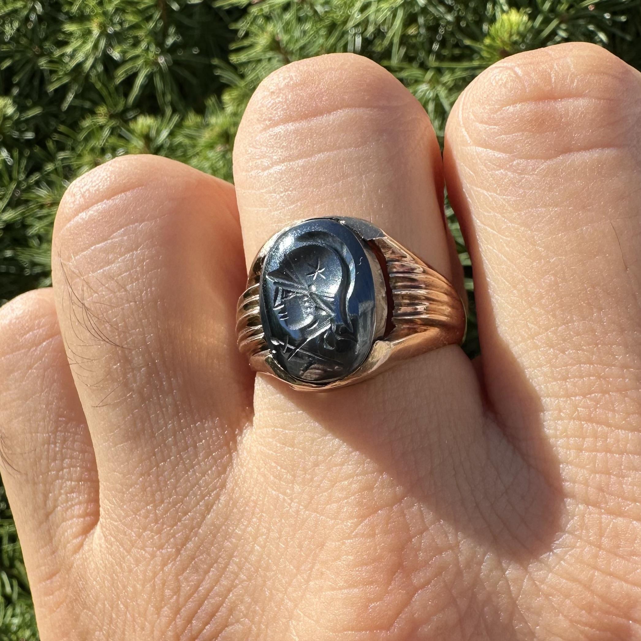 Taille cabochon Bague chevalière ancienne en or jaune massif pour homme, ovale, gravée en creux d'hématite en vente