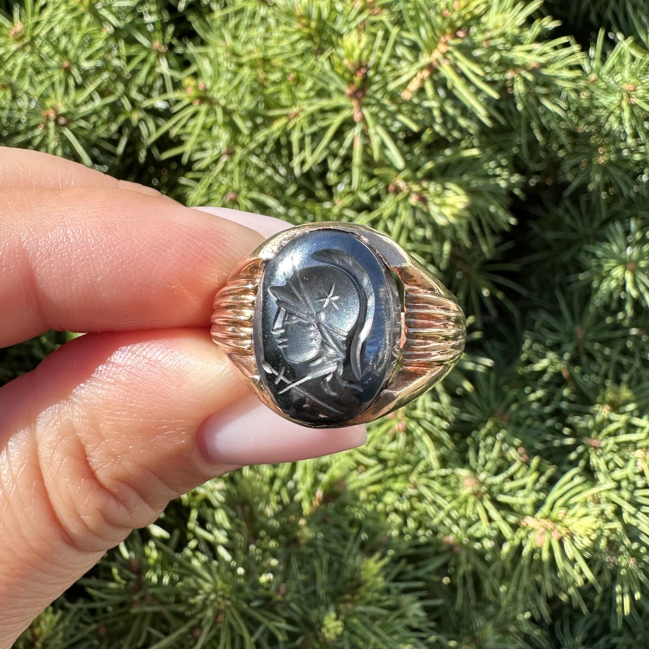 Bague chevalière ancienne en or jaune massif pour homme, ovale, gravée en creux d'hématite Bon état - En vente à Montclair, NJ