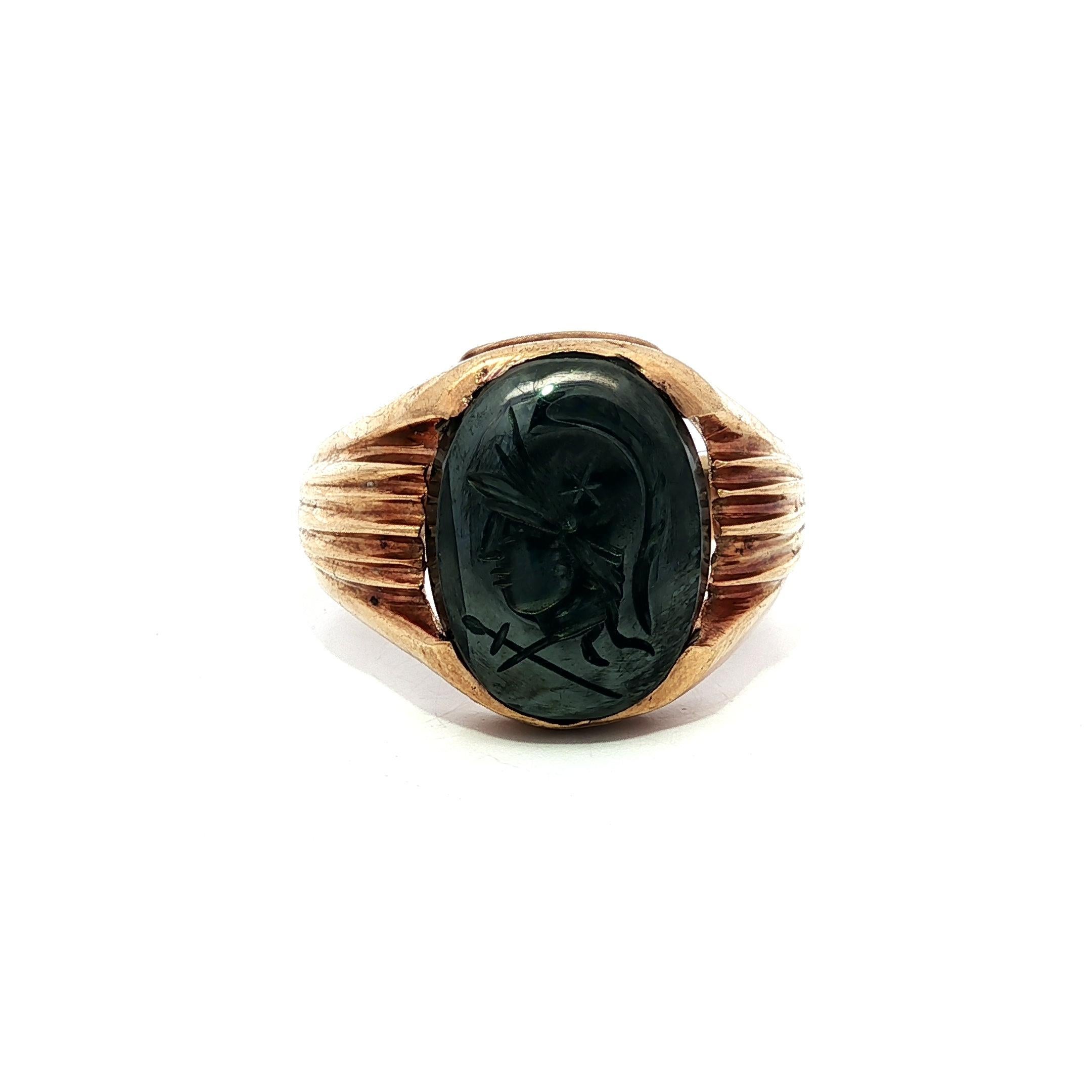 Bague chevalière ancienne en or jaune massif pour homme, ovale, gravée en creux d'hématite Pour hommes en vente