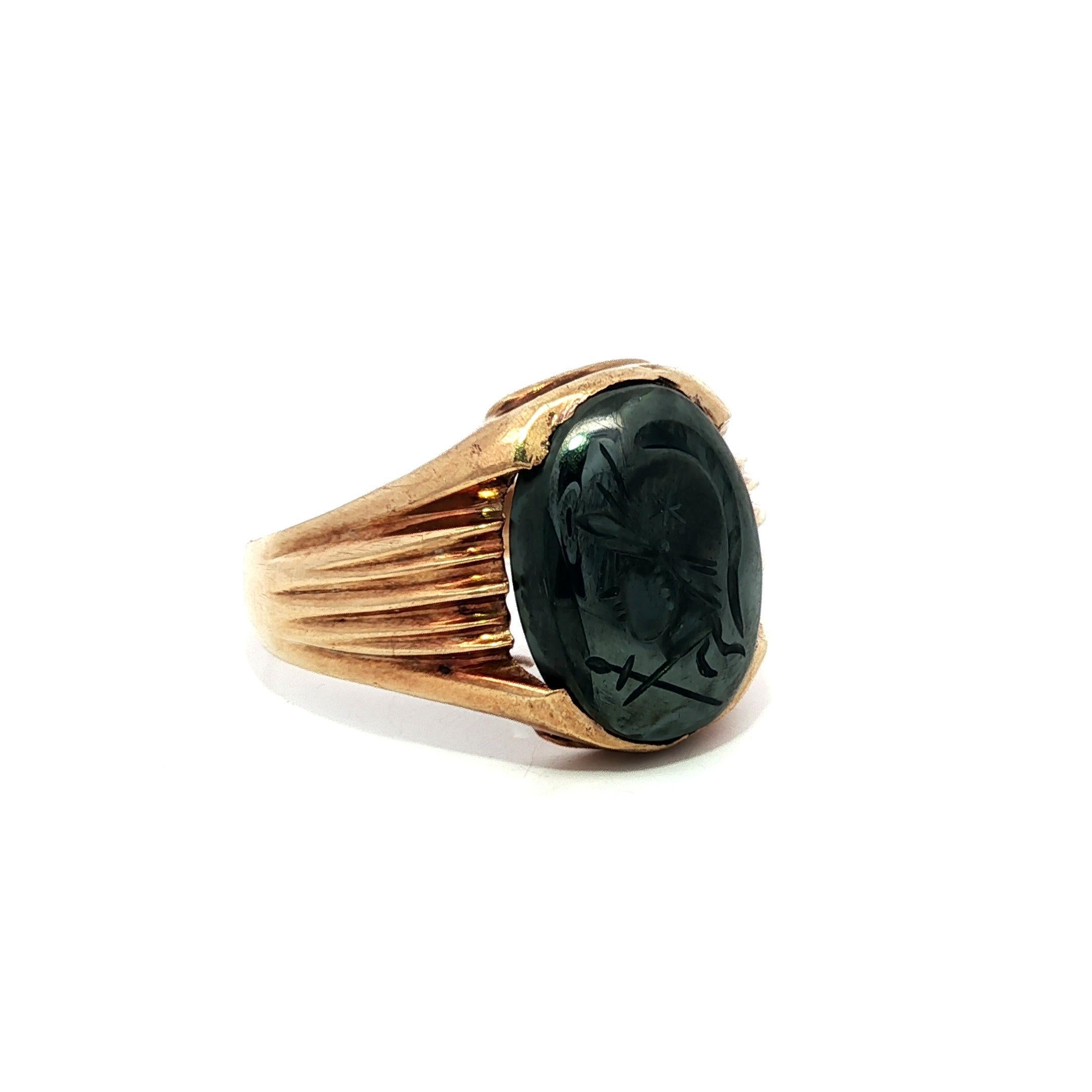 Bague chevalière ancienne en or jaune massif pour homme, ovale, gravée en creux d'hématite en vente 1