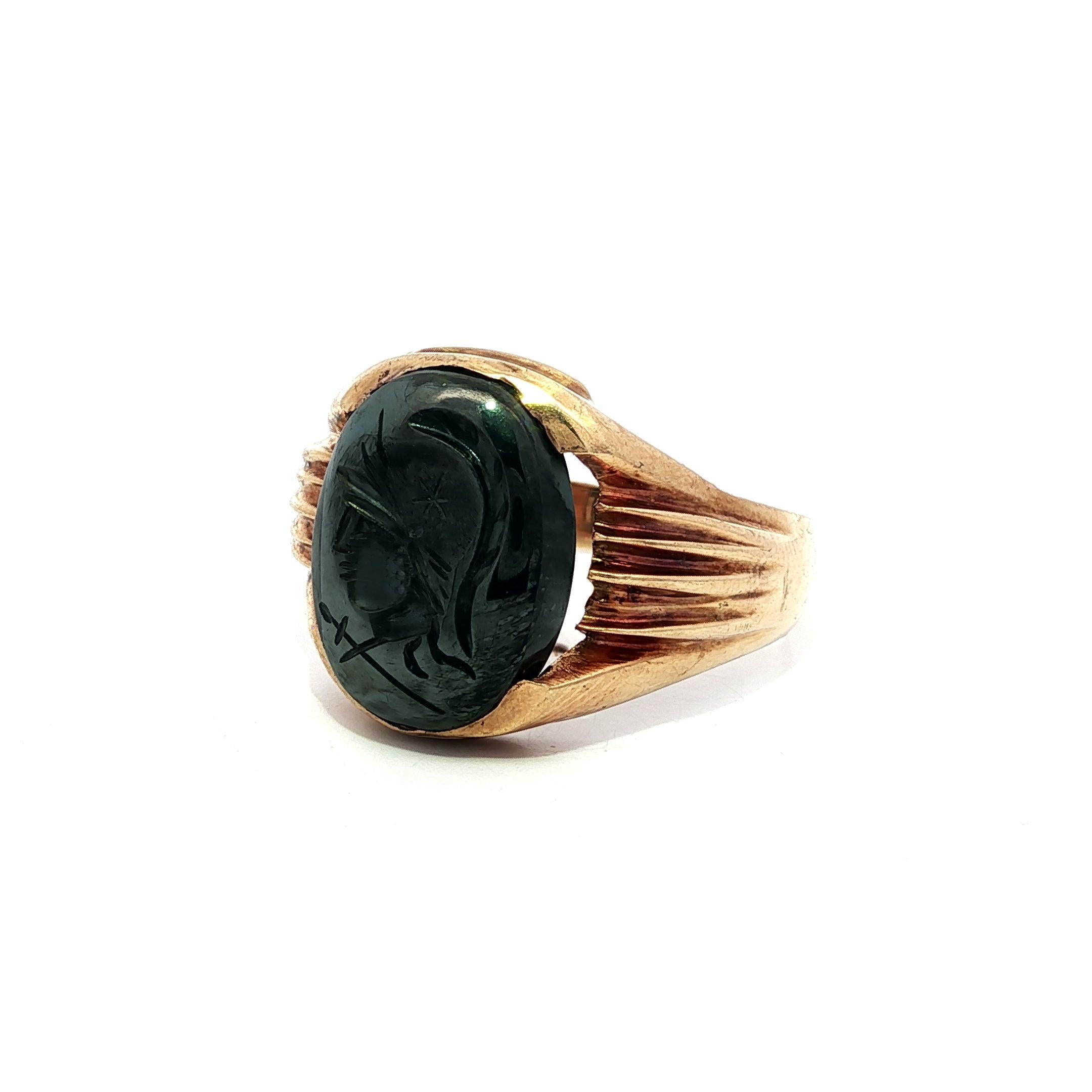 Bague chevalière ancienne en or jaune massif pour homme, ovale, gravée en creux d'hématite en vente 2