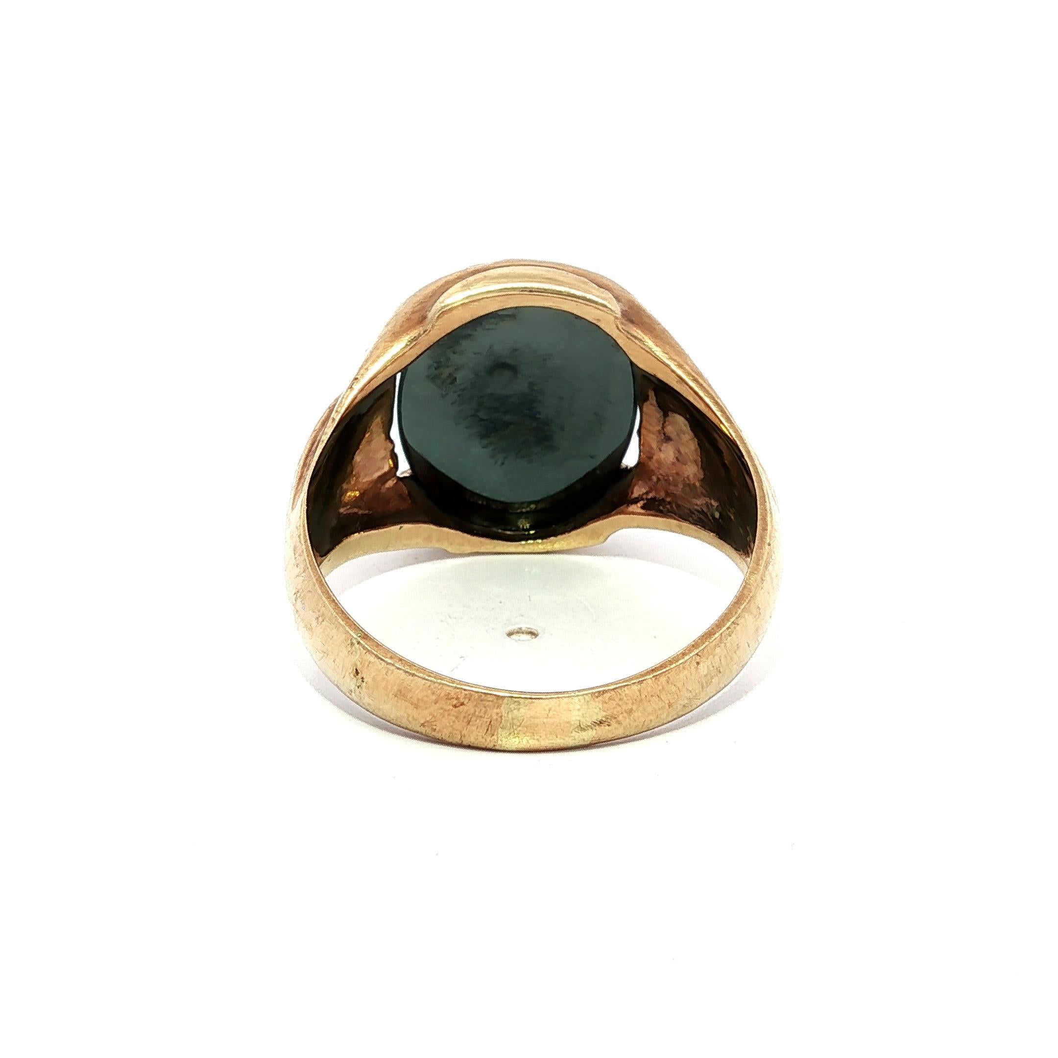 Bague chevalière ancienne en or jaune massif pour homme, ovale, gravée en creux d'hématite en vente 4